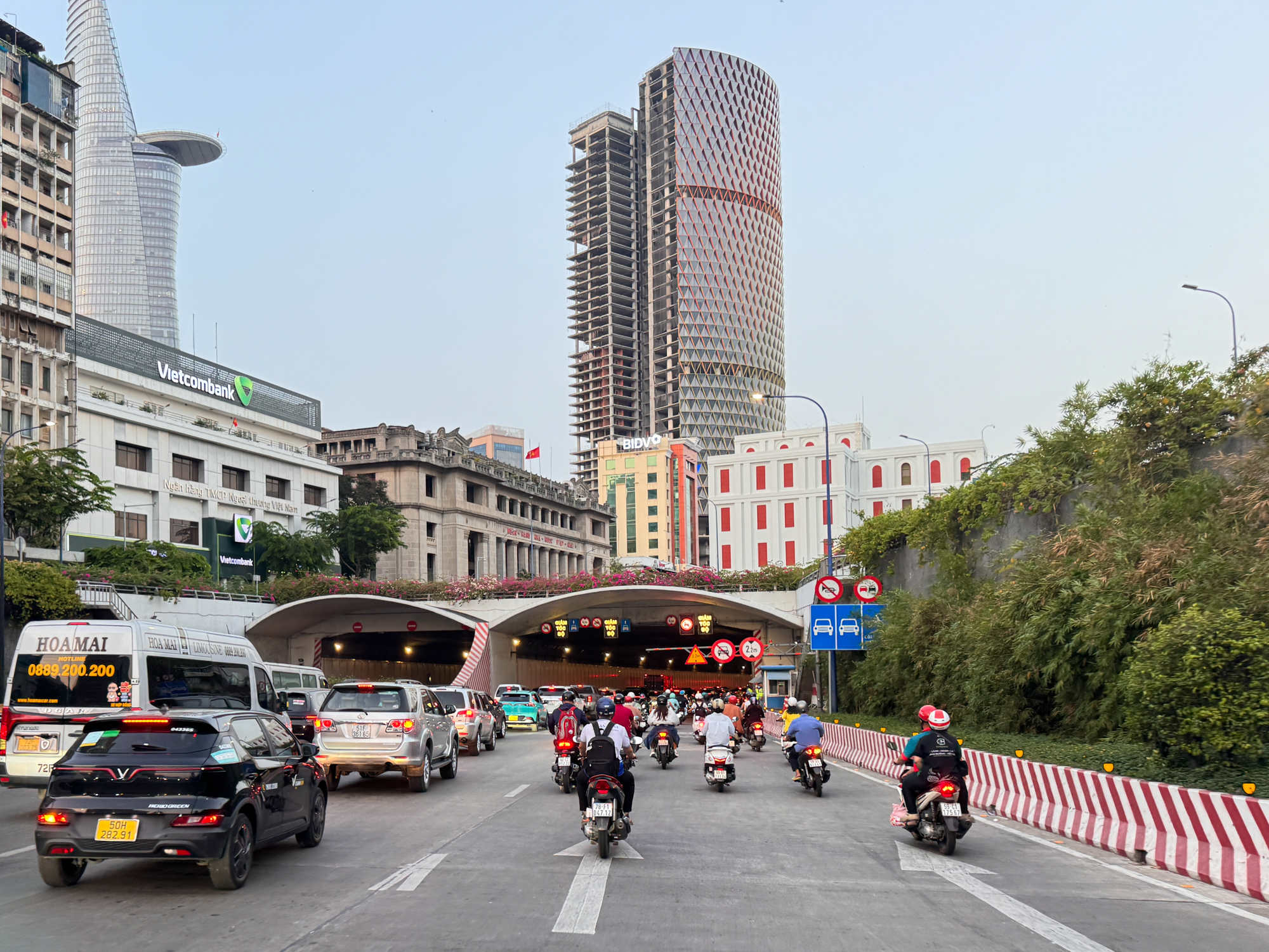 Khối b&ecirc; t&ocirc;ng nặng hơn 100.000 tấn xuy&ecirc;n qua l&ograve;ng s&ocirc;ng S&agrave;i G&ograve;n, mỗi ng&agrave;y &lsquo;g&aacute;nh&rsquo; hơn 300.000 &ocirc; t&ocirc;, xe m&aacute;y- Ảnh 10.