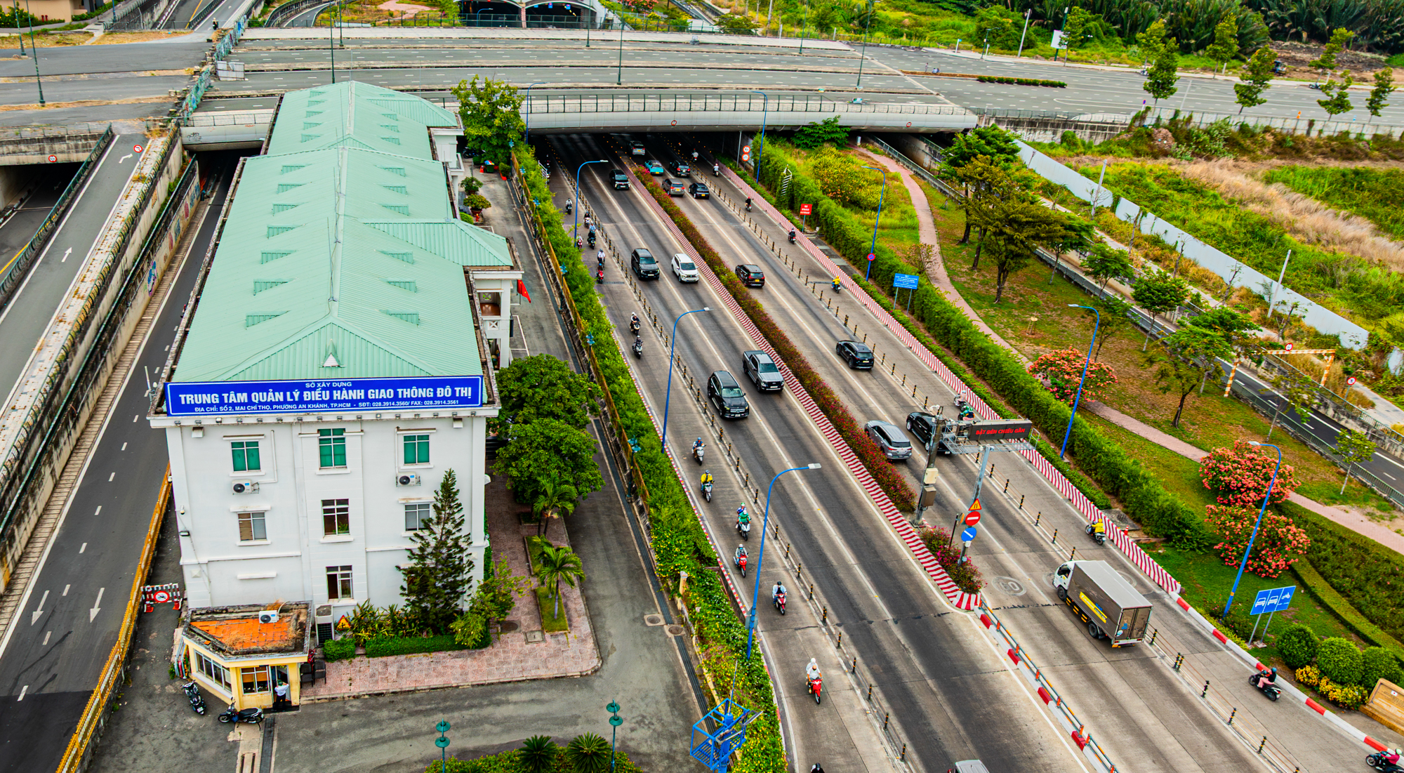 Khối b&ecirc; t&ocirc;ng nặng hơn 100.000 tấn xuy&ecirc;n qua l&ograve;ng s&ocirc;ng S&agrave;i G&ograve;n, mỗi ng&agrave;y &lsquo;g&aacute;nh&rsquo; hơn 300.000 &ocirc; t&ocirc;, xe m&aacute;y- Ảnh 6.