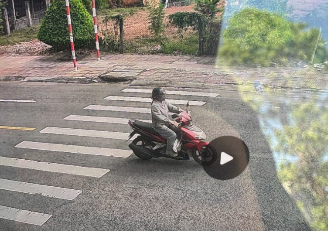 C&ocirc;ng an &ldquo;t&oacute;m gọn&rdquo; người phụ nữ l&aacute;i Air Blade rời khỏi hiện trường sau va chạm, bỏ mặc nạn nh&acirc;n giữa đường- Ảnh 1.