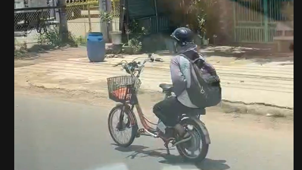 Thiếu ni&ecirc;n bu&ocirc;ng cả hai tay khi đi xe đạp điện tại Đồng Nai- Ảnh 1.