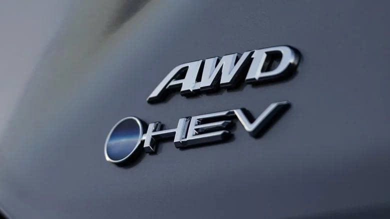 H&eacute; lộ l&yacute; do Toyota quyết l&agrave;m "bay m&agrave;u" chi tiết logo nhận biết c&aacute;c mẫu xe Hybrid- Ảnh 2.