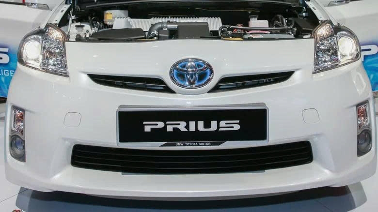 H&eacute; lộ l&yacute; do Toyota quyết l&agrave;m "bay m&agrave;u" chi tiết logo nhận biết c&aacute;c mẫu xe Hybrid- Ảnh 1.