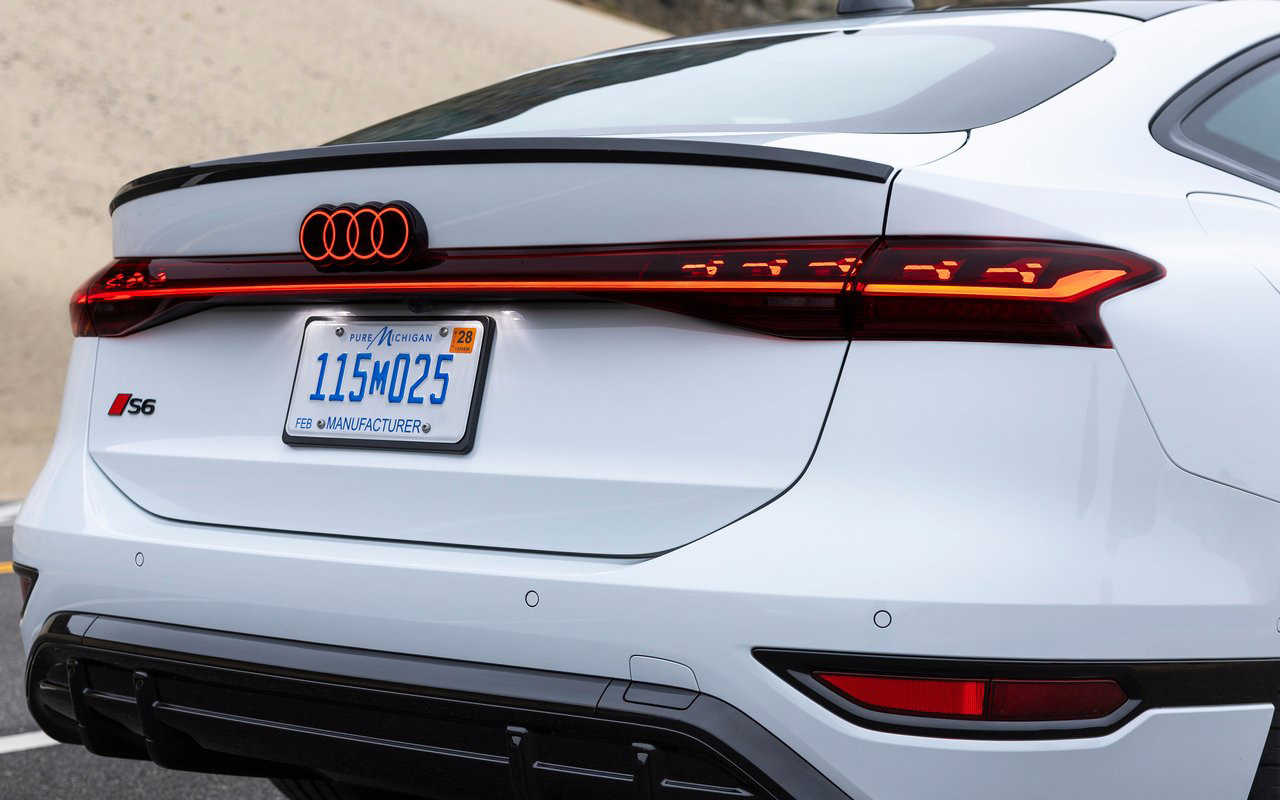Audi S6 &uacute;p mở lần đầu ra mắt Việt Nam: D&aacute;ng Sportback chất chơi, mạnh hơn Porsche Taycan ti&ecirc;u chuẩn, đầy b&igrave;nh đủ chạy H&agrave; Nội - Huế- Ảnh 11.