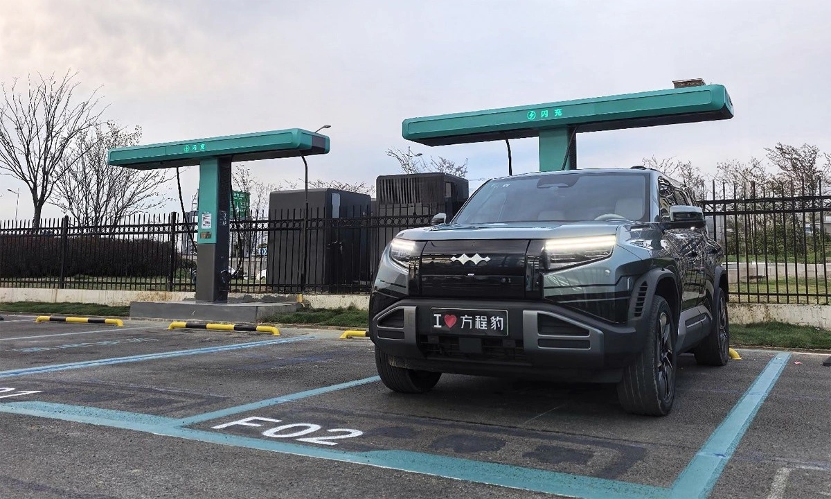 H&atilde;ng xe Trung Quốc đang b&aacute;n tại Việt Nam đ&atilde; l&agrave;m một điều 'kh&ocirc;ng tưởng': Mang xe điện ra giữa sa mạc để cắm sạc, kết quả thu về đầy bất ngờ- Ảnh 4.