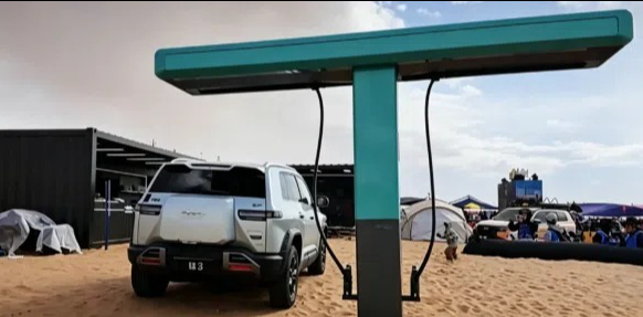 H&atilde;ng xe Trung Quốc đang b&aacute;n tại Việt Nam đ&atilde; l&agrave;m một điều 'kh&ocirc;ng tưởng': Mang xe điện ra giữa sa mạc để cắm sạc, kết quả thu về đầy bất ngờ- Ảnh 2.