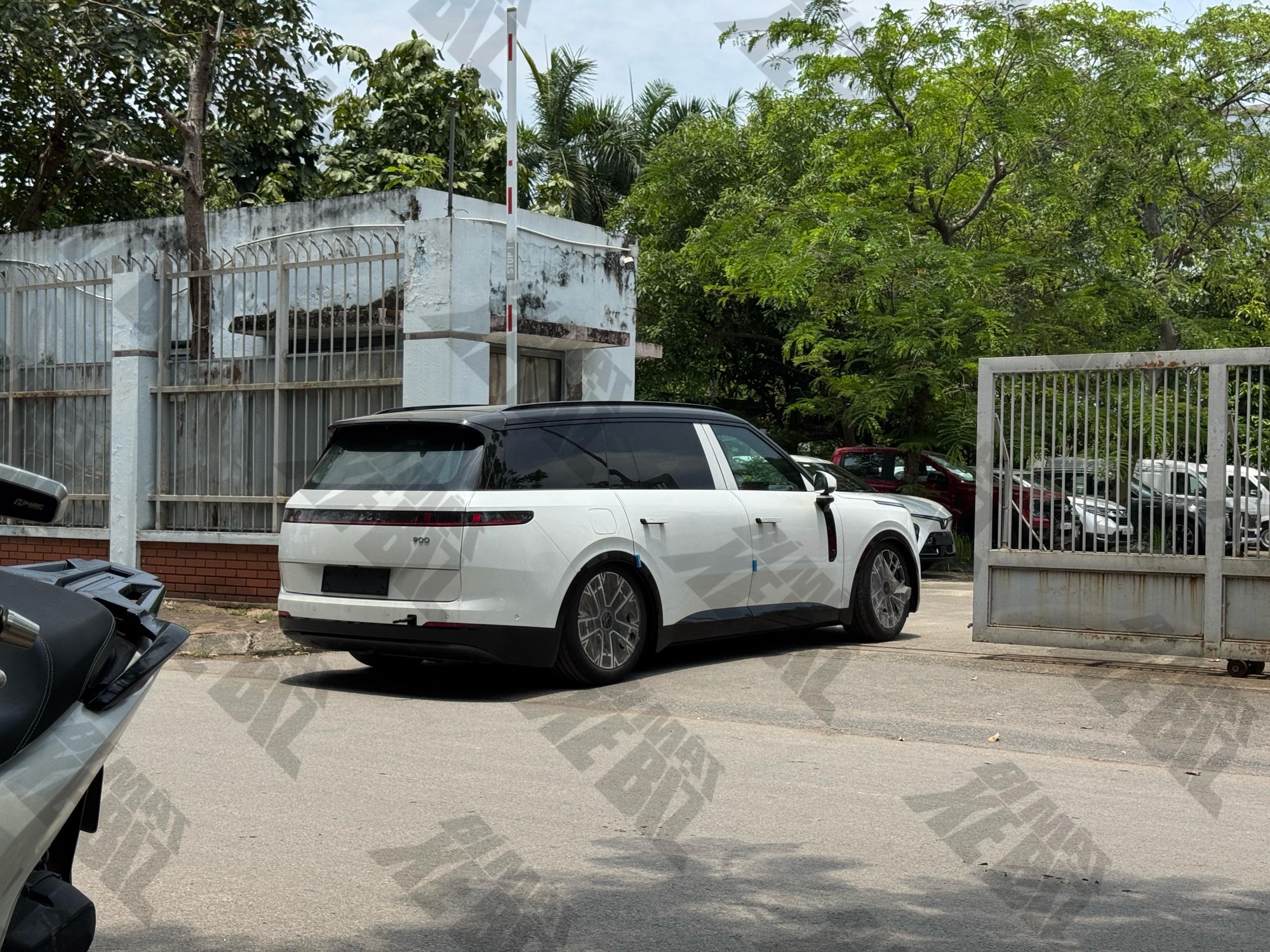Lynk & Co 900 xuất hiện tr&ecirc;n đường phố Việt Nam: Bỏ một chi tiết so với xe trưng b&agrave;y, dễ l&agrave; bản thương mại sắp b&aacute;n ra thị trường- Ảnh 1.