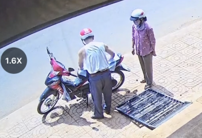 Cảnh chồng cởi &aacute;o giữa trưa nắng, l&oacute;t y&ecirc;n xe cho vợ ngồi: Đoạn camera ở Đồng Nai đang g&acirc;y b&atilde;o- Ảnh 1.