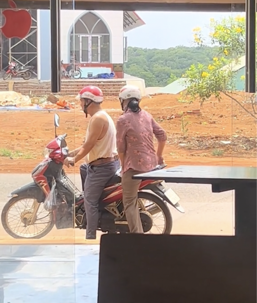 Cảnh chồng cởi &aacute;o giữa trưa nắng, l&oacute;t y&ecirc;n xe cho vợ ngồi: Đoạn camera ở Đồng Nai đang g&acirc;y b&atilde;o- Ảnh 2.