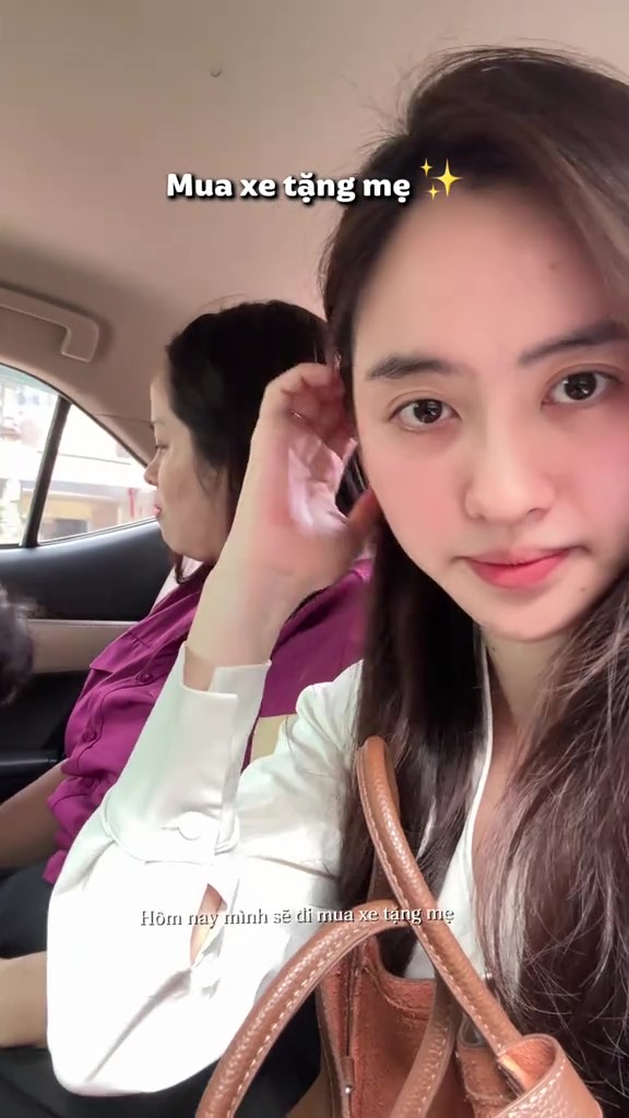 Lừa mẹ đi c&agrave; ph&ecirc;, đến nơi l&agrave; lễ b&agrave;n giao xe VF3: Kh&ocirc;ng nỡ để mẹ đi l&agrave;m 50km, con rể &ldquo;gia trưởng&rdquo; chốt qu&agrave; to- Ảnh 1.