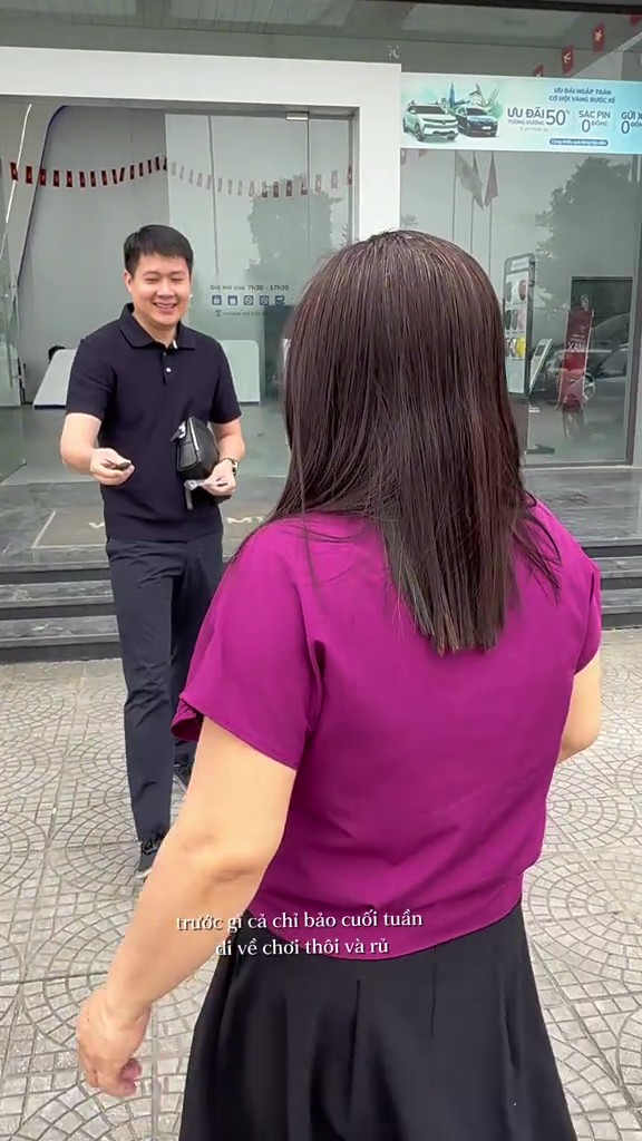 Lừa mẹ đi c&agrave; ph&ecirc;, đến nơi l&agrave; lễ b&agrave;n giao xe VF3: Kh&ocirc;ng nỡ để mẹ đi l&agrave;m 50km, con rể &ldquo;gia trưởng&rdquo; chốt qu&agrave; to- Ảnh 2.