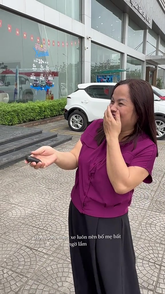 Lừa mẹ đi c&agrave; ph&ecirc;, đến nơi l&agrave; lễ b&agrave;n giao xe VF3: Kh&ocirc;ng nỡ để mẹ đi l&agrave;m 50km, con rể &ldquo;gia trưởng&rdquo; chốt qu&agrave; to- Ảnh 3.
