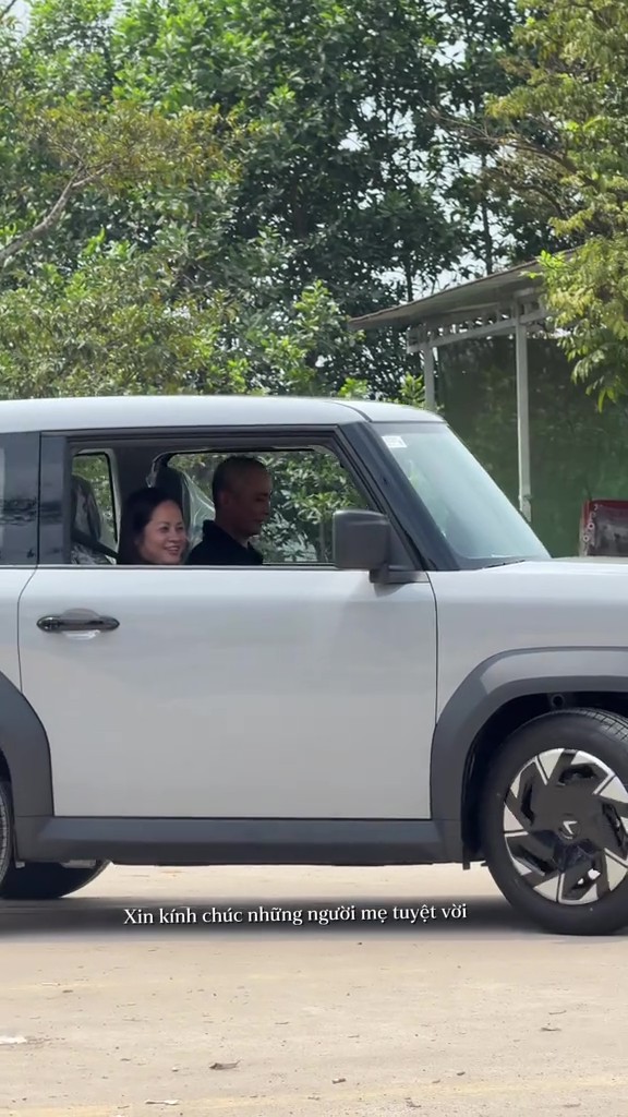 Lừa mẹ đi c&agrave; ph&ecirc;, đến nơi l&agrave; lễ b&agrave;n giao xe VF3: Kh&ocirc;ng nỡ để mẹ đi l&agrave;m 50km, con rể &ldquo;gia trưởng&rdquo; chốt qu&agrave; to- Ảnh 4.