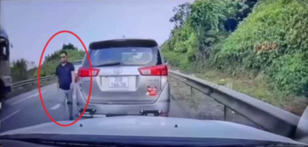 T&agrave;i xế chặn &ocirc; t&ocirc; tr&ecirc;n cao tốc Nội B&agrave;i - L&agrave;o Cai, chửi bới v&igrave; đối phương chạy chậm: C&aacute;i gi&aacute; phải trả- Ảnh 1.