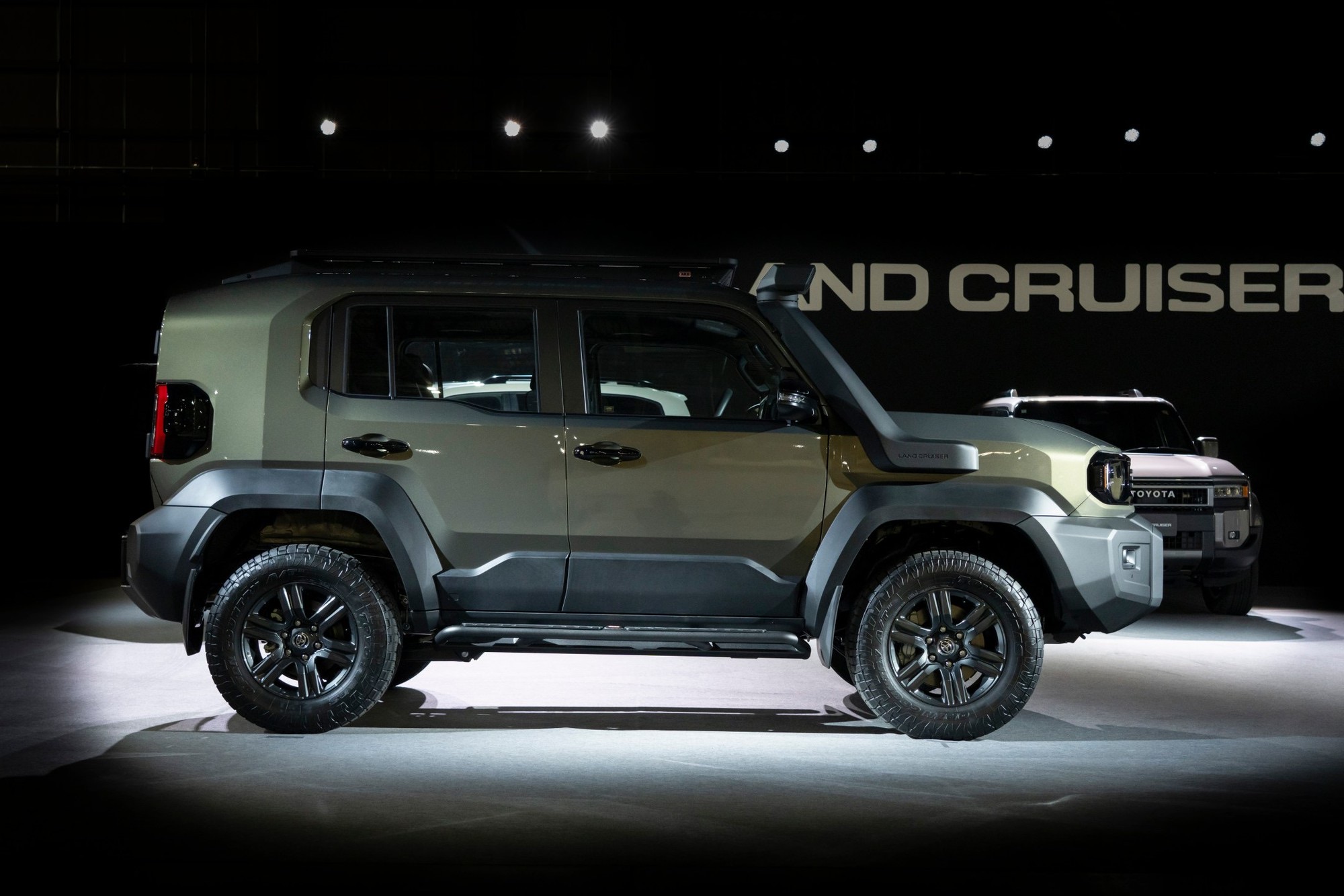 Toyota Land Cruiser FJ chốt mở b&aacute;n ch&iacute;nh h&atilde;ng tại Việt Nam: SUV địa h&igrave;nh khung gầm rời hiếm hoi trong tầm gi&aacute;- Ảnh 3.