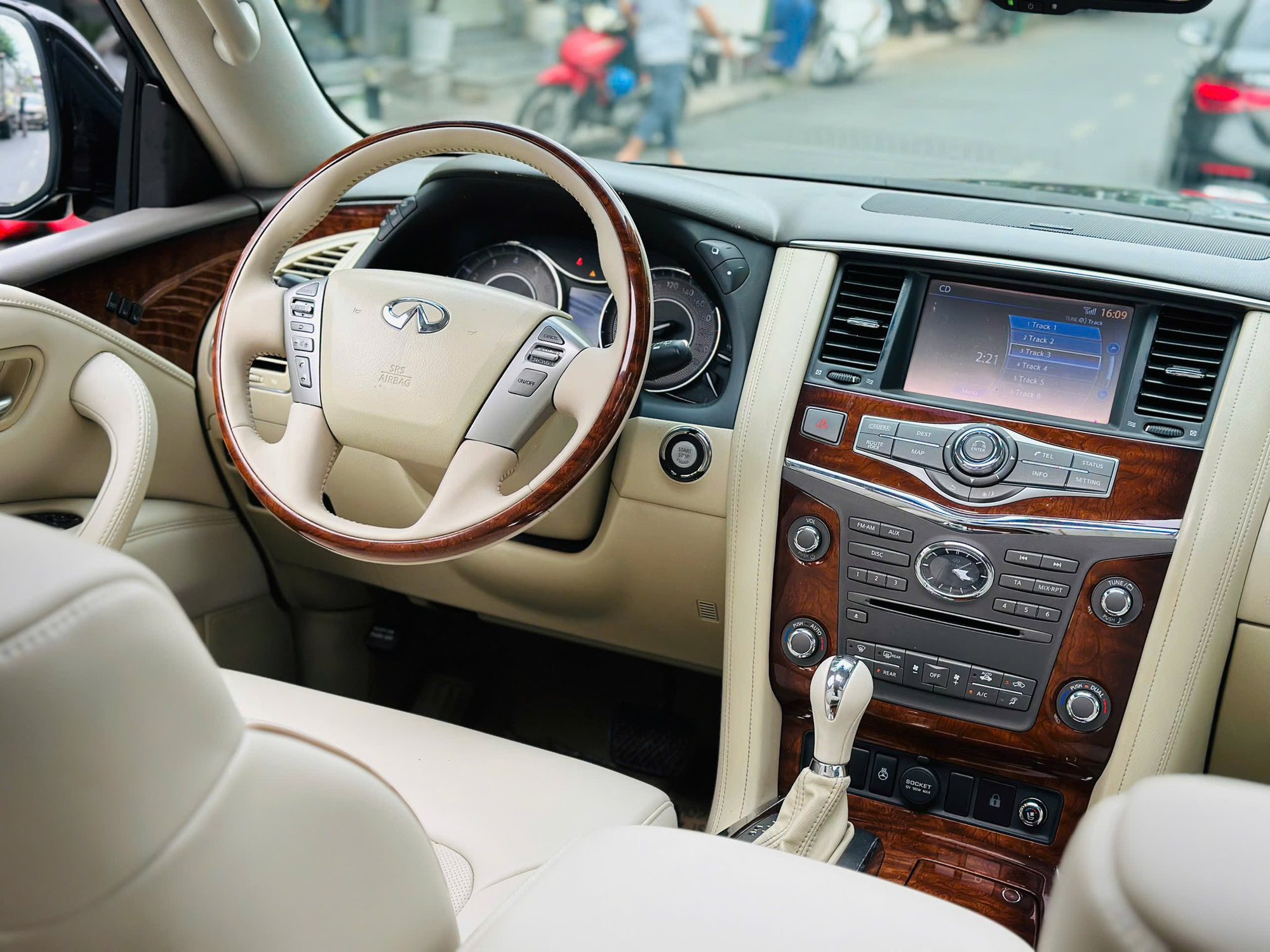 Chỉ cần bỏ 1,2 tỷ đã mua được đối thủ của Lexus LX 570: Cũng dùng máy V8, treo khí nén, nội thất sang trọng không kém dù đã hơn 10 năm tuổi- Ảnh 3. Chỉ cần bỏ 1,2 tỷ đã mua được đối thủ của Lexus LX 570: Cũng dùng máy V8, treo khí nén, nội thất sang trọng không kém dù đã hơn 10 năm tuổi- Ảnh 3.