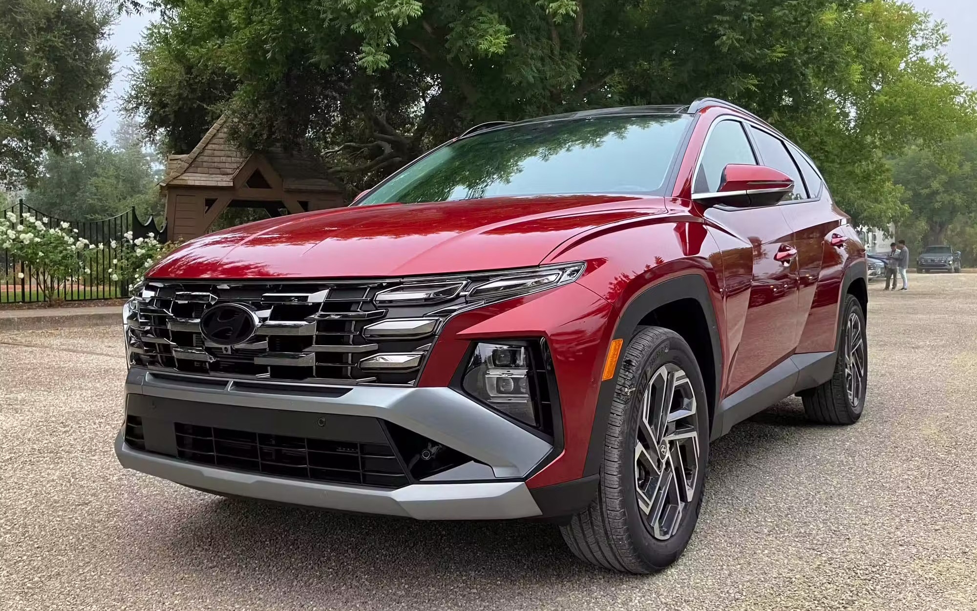 Loạt xe mới dự kiến ra mắt th&aacute;ng 6: Từ gi&aacute; rẻ như xe m&aacute;y đến SUV 3 tỷ đồng, chủ yếu l&agrave; xe điện v&agrave; hybrid- Ảnh 1.