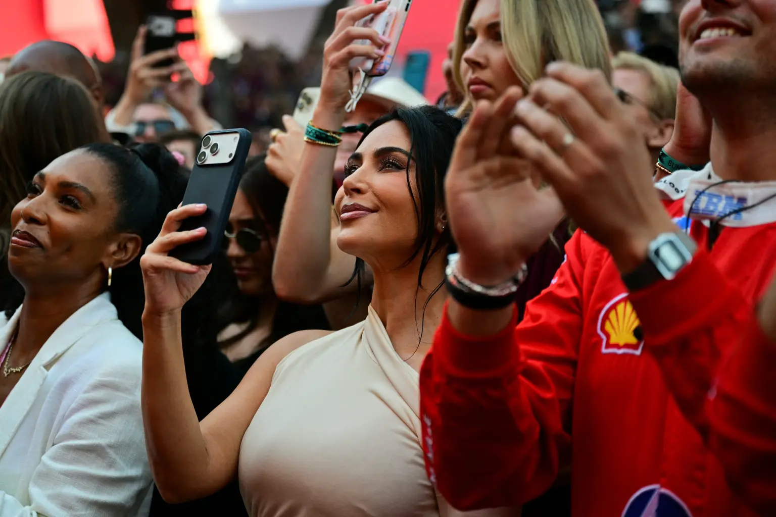 Kim Kardashian ch&iacute;nh thức "trao danh phận" cho tay đua xe h&agrave;ng đầu thế giới- Ảnh 2.