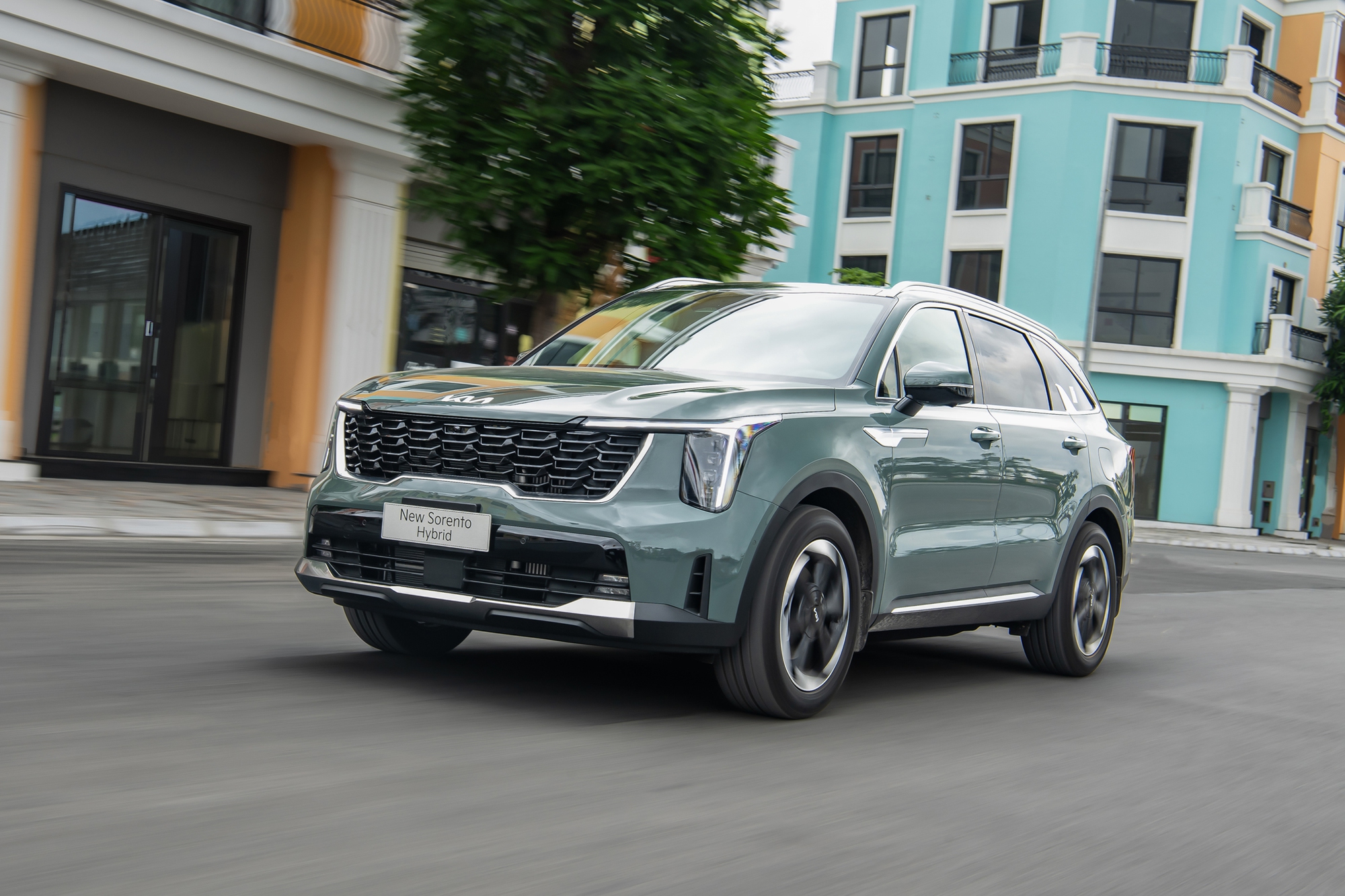 Kia Sorento HEV định gi&aacute; từ 1,349 tỷ ở Việt Nam: Vẫn rẻ hơn bản m&aacute;y dầu, mua sớm giảm th&ecirc;m 30 triệu, bổ sung c&ocirc;ng nghệ an to&agrave;n- Ảnh 1.