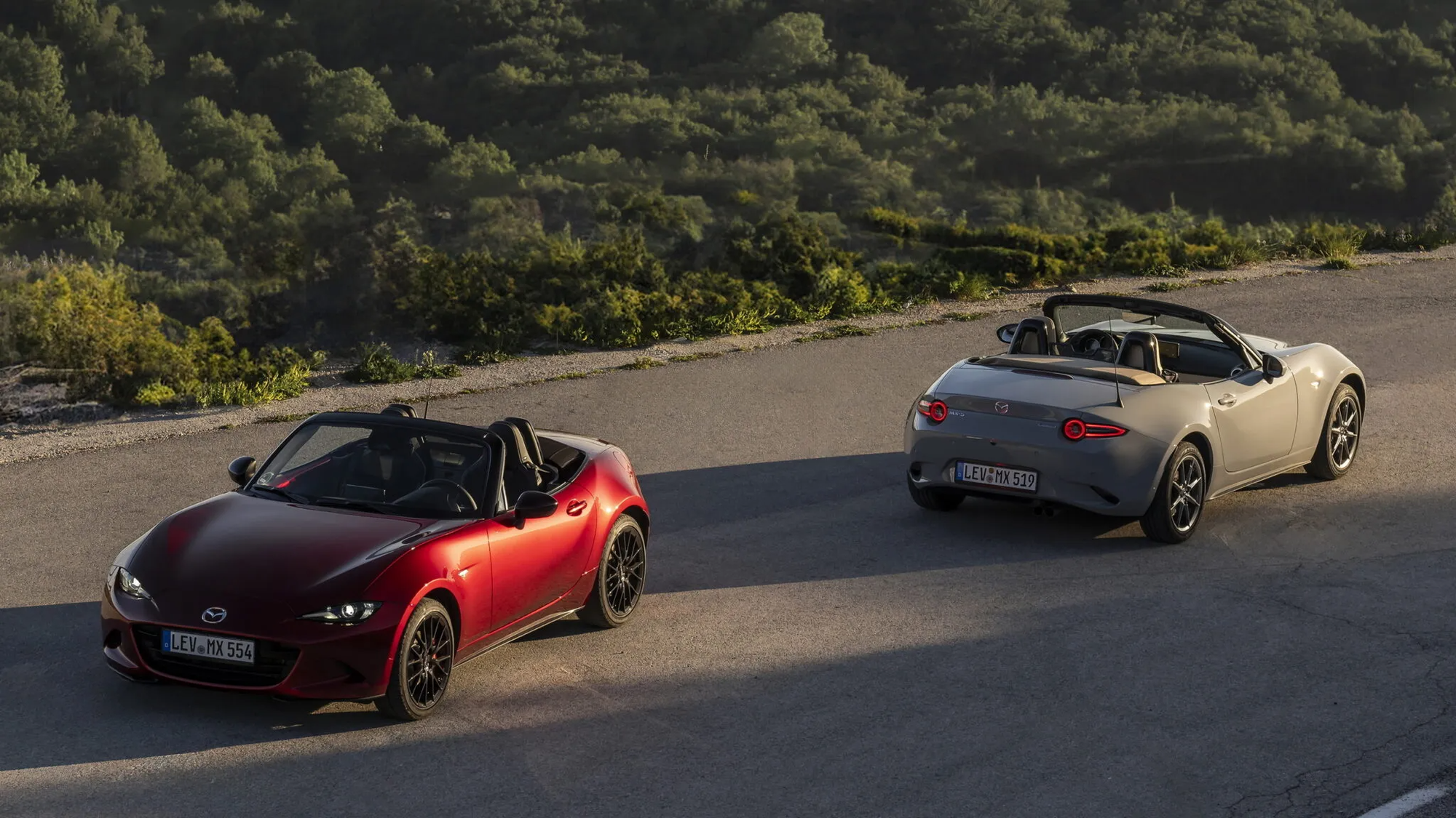 Chưa kịp b&aacute;n tại Việt Nam, Mazda MX-5 đ&atilde; c&oacute; phi&ecirc;n bản 2027 với động cơ mạnh hơn, th&ecirc;m m&agrave;u sơn đặc biệt khiến d&acirc;n chơi xe say đắm- Ảnh 1.