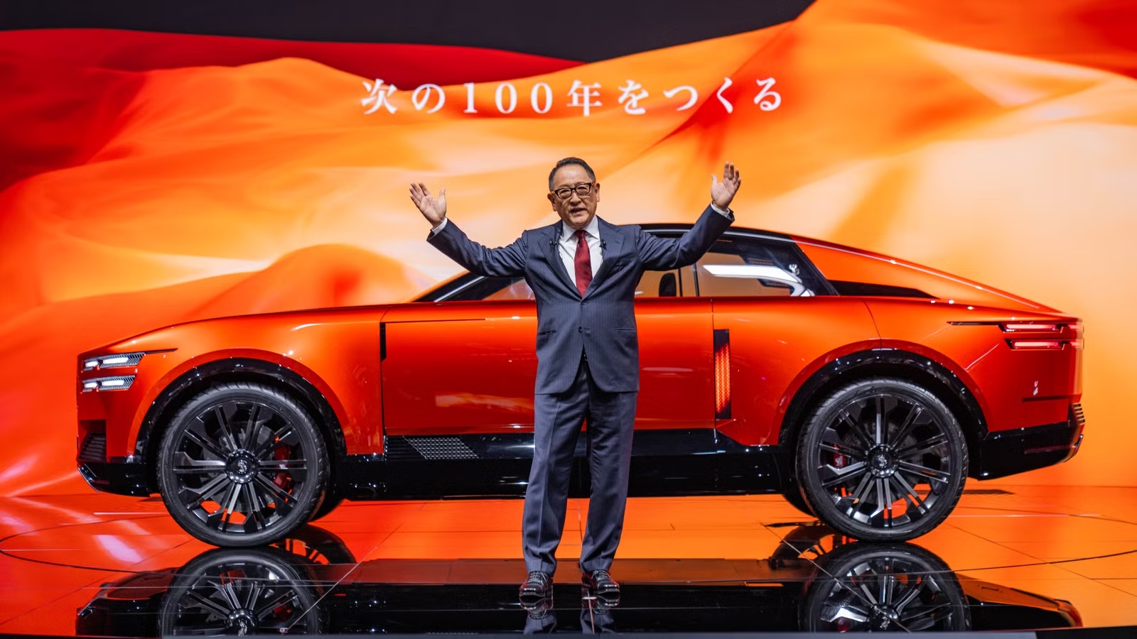Chủ tịch Toyota thấy 'rất c&ocirc; đơn khi bảo vệ động cơ xăng dầu' - Ảnh 1.