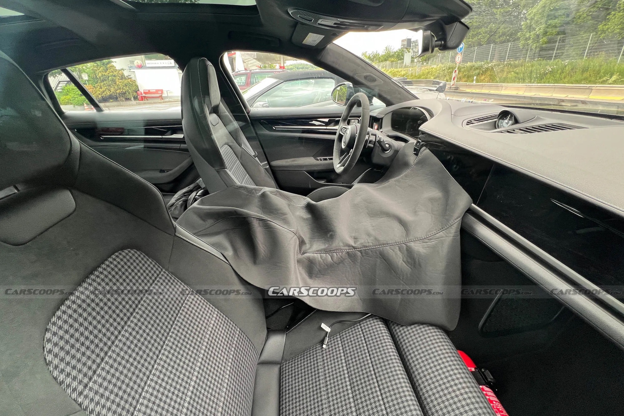 Porsche Panamera vừa ra mắt đ&atilde; rục rịch c&oacute; bản n&acirc;ng cấp: Ngoại h&igrave;nh đổi nhẹ, 'lột x&aacute;c' c&ocirc;ng nghệ b&ecirc;n trong để đấu Mercedes-AMG GT - Ảnh 2.