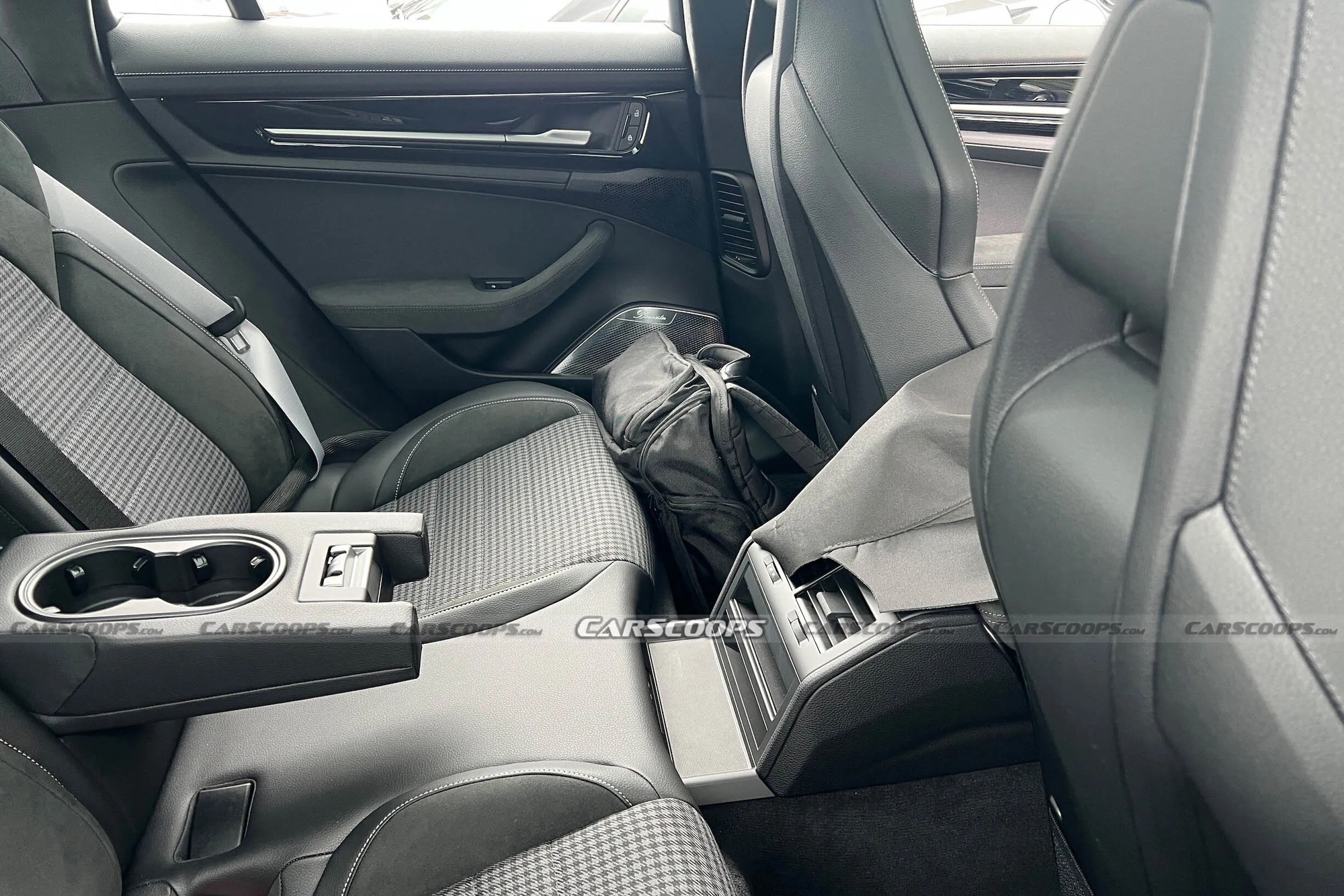 Porsche Panamera vừa ra mắt đ&atilde; rục rịch c&oacute; bản n&acirc;ng cấp: Ngoại h&igrave;nh đổi nhẹ, 'lột x&aacute;c' c&ocirc;ng nghệ b&ecirc;n trong để đấu Mercedes-AMG GT - Ảnh 3.