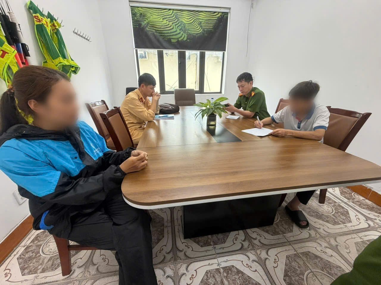 Thiếu ni&ecirc;n bốc đầu xe m&aacute;y điện tại Quảng Ninh: Bố bị phạt v&igrave; giao xe tr&aacute;i quy định - Ảnh 2.