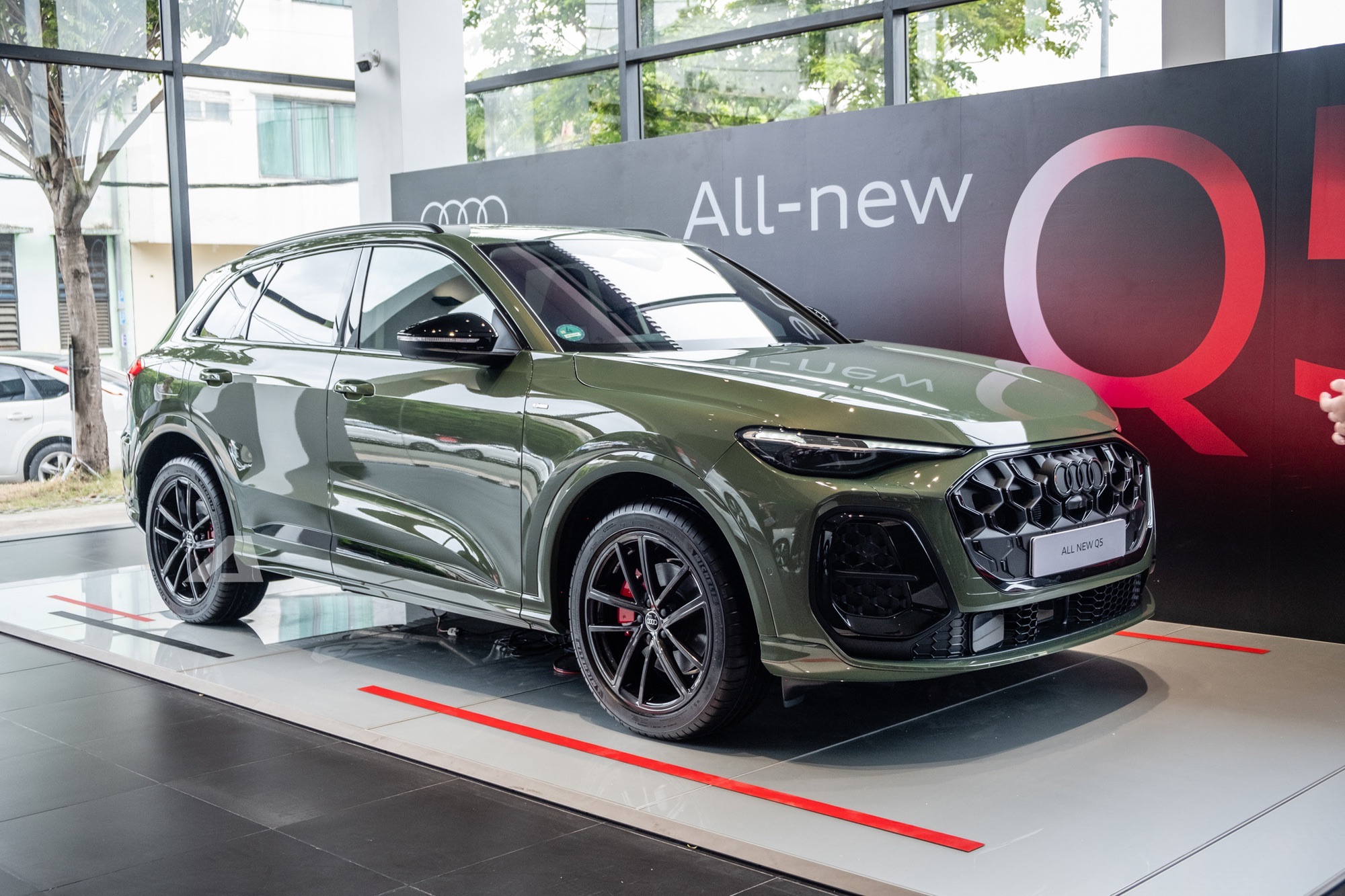 Audi Q5 thế hệ mới chốt lịch ra mắt Việt Nam: Thay đổi thiết kế, khoang cabin 3 màn hình lớn, quyết đấu Mercedes-Benz GLC - Ảnh 1.
