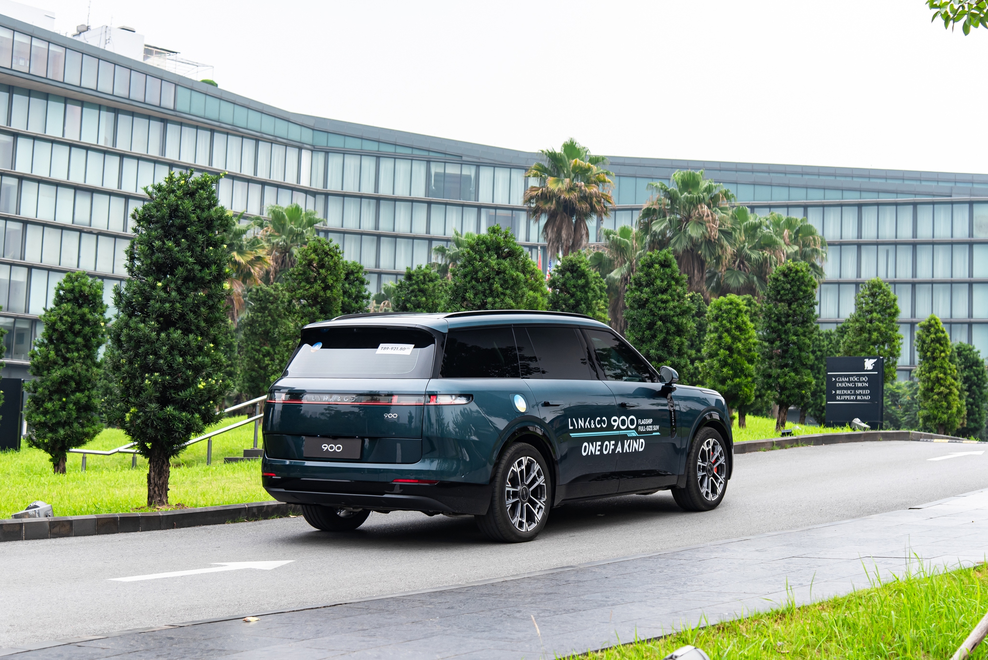 Lynk & Co 900 ra mắt Việt Nam: Gi&aacute; 3,069 tỷ đồng, PHEV mạnh 708hp, 2 m&agrave;n h&igrave;nh 30 inch 6K, ghế xoay 180 độ - Ảnh 2.