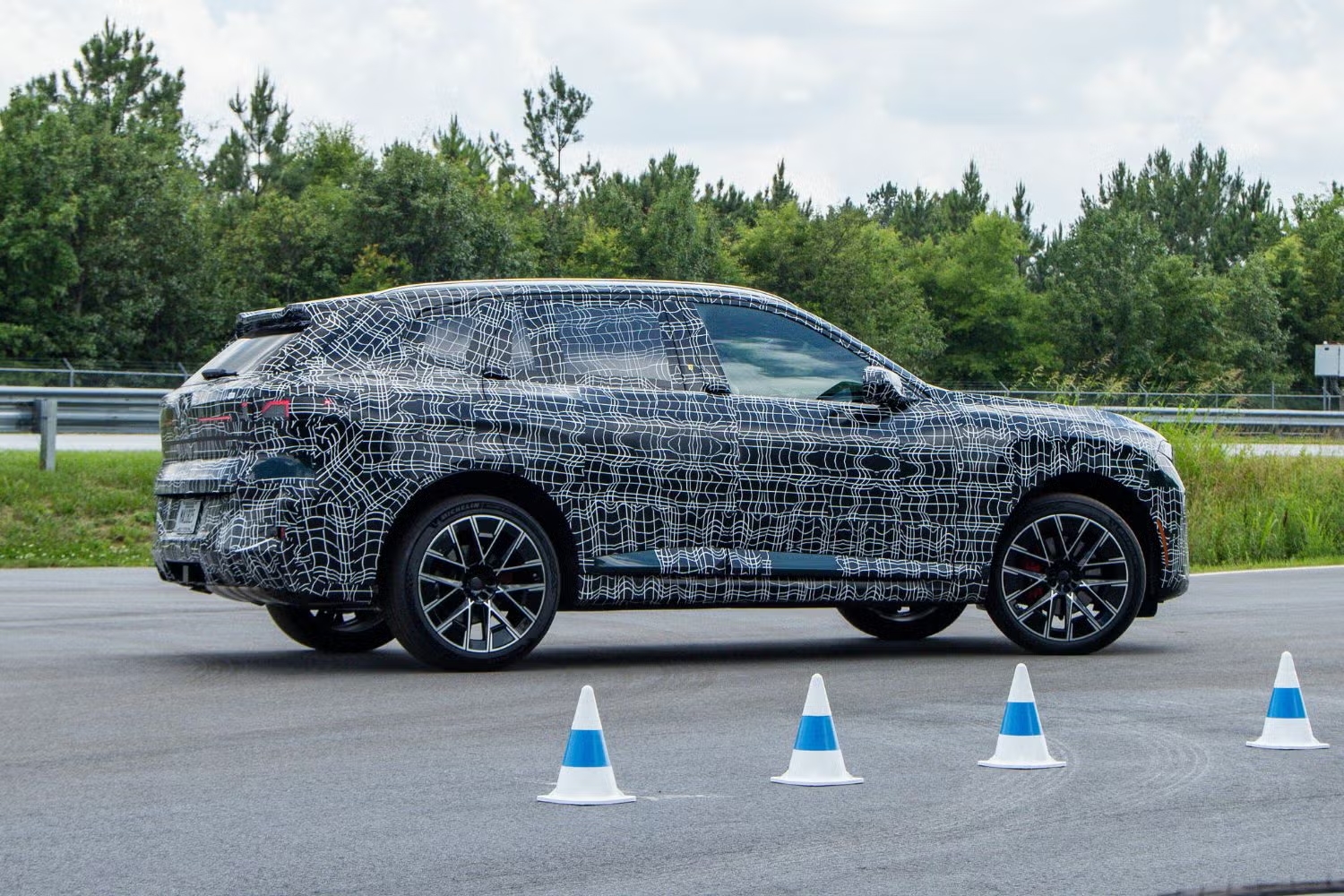 BMW X5 thế hệ mới có chi tiết gây tranh cãi như Ford Mustang Mach-E, lần đầu có động cơ không chạy bằng điện hay xăng - Ảnh 2.