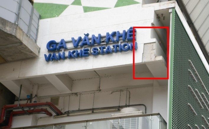 Vữa rơi l&agrave;m vỡ k&iacute;nh xe bu&yacute;t đang chạy tại ga metro C&aacute;t Linh - H&agrave; Đ&ocirc;ng, l&atilde;nh đạo Sở X&acirc;y dựng c&oacute; chỉ đạo "n&oacute;ng" - Ảnh 1.