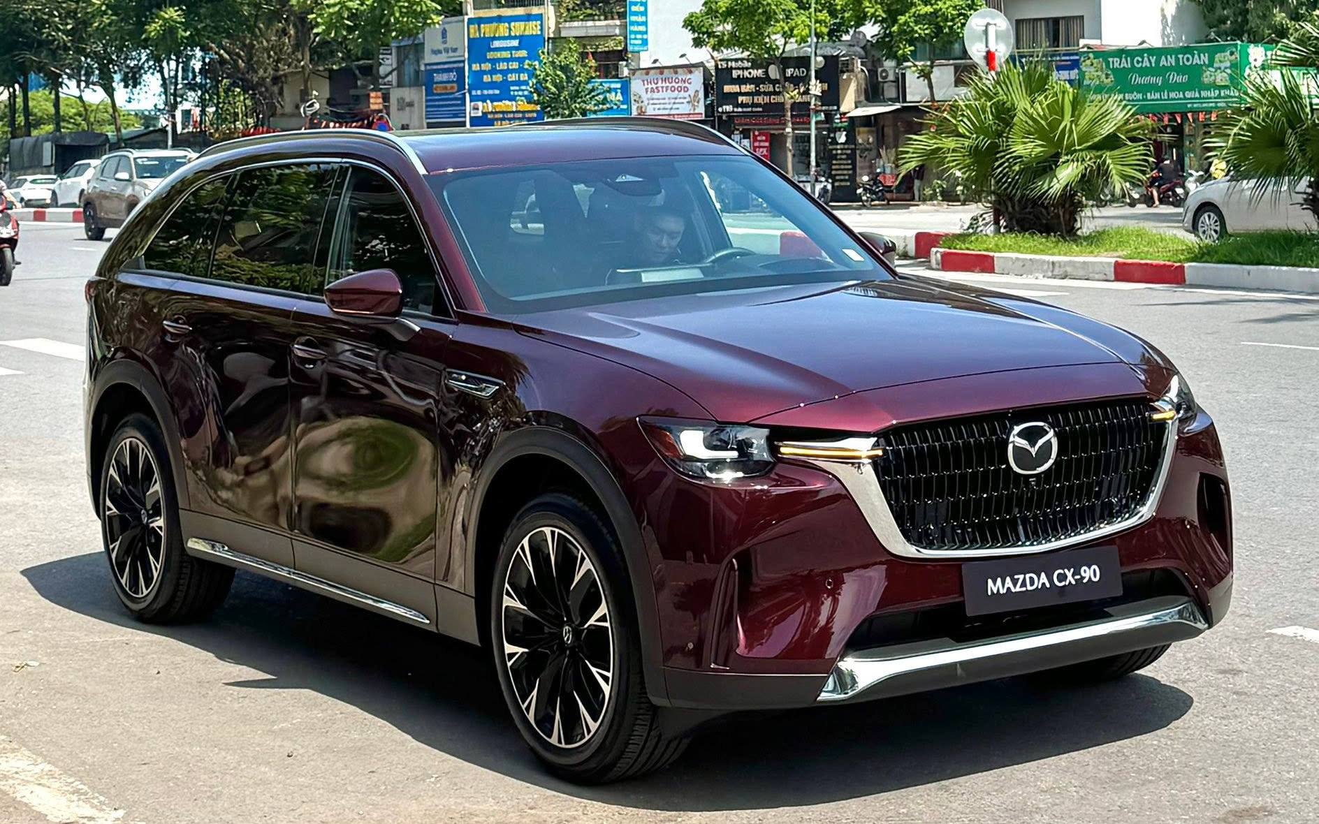Mazda CX-90 được 'nh&aacute; h&agrave;ng' th&ecirc;m th&ocirc;ng tin trước khi ra mắt Việt Nam: 2 cấu h&igrave;nh động cơ, 'ăn' xăng chỉ từ hơn 2,3L/100km ngang xe tay ga - Ảnh 2.