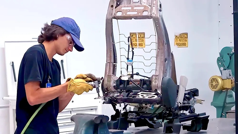 B&aacute;n tải Ford mới lần đầu c&oacute; video ch&iacute;nh thức: Nhỏ hơn Ranger, đầu ngắn, k&iacute;nh dốc, đang &lsquo;vắt kiệt sức&rsquo; chuẩn bị cho năm sau ra mắt - Ảnh 17.