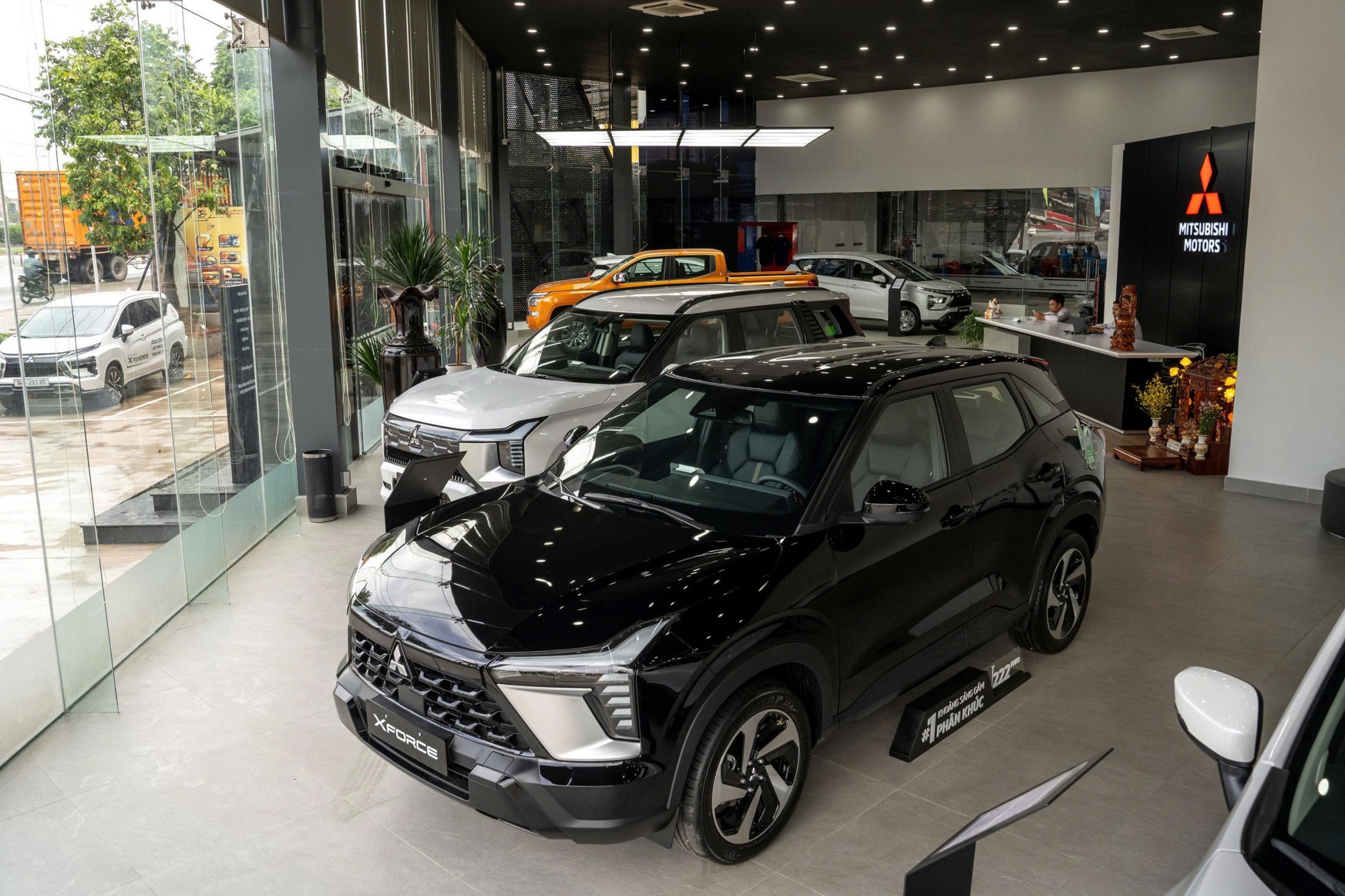 Xe bán chạy, Mitsubishi tăng tốc nâng cấp đại lý và xưởng dịch vụ trên toàn quốc