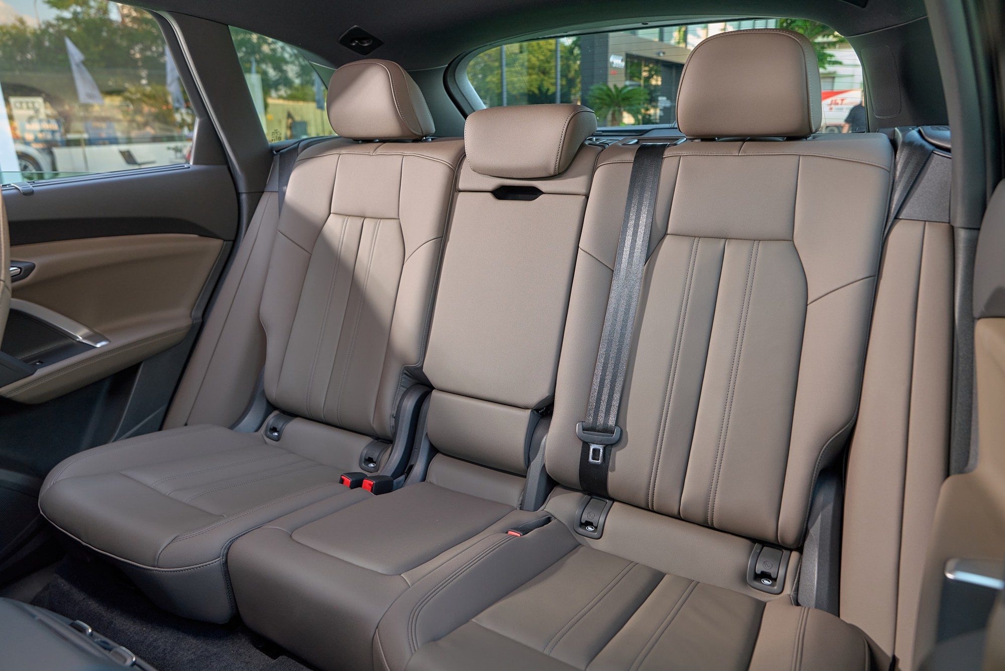 Audi Q5 2026 chốt gi&aacute; từ 2,849 tỷ đồng tại Việt Nam: 2 kiểu d&aacute;ng, nền tảng ho&agrave;n to&agrave;n mới, c&oacute; ADAS - Ảnh 7.