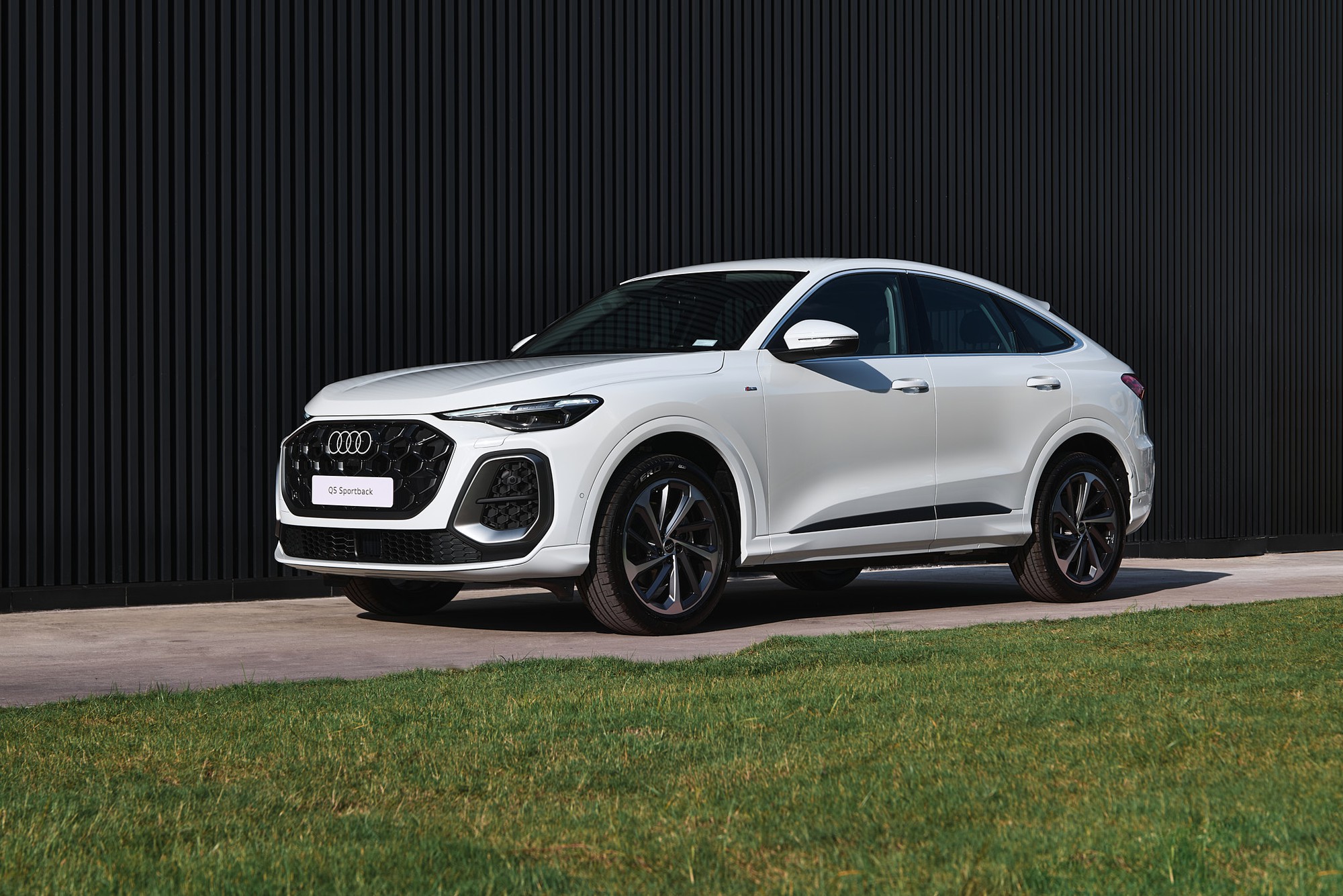 Audi Q5 2026 chốt gi&aacute; từ 2,849 tỷ đồng tại Việt Nam: 2 kiểu d&aacute;ng, nền tảng ho&agrave;n to&agrave;n mới, c&oacute; ADAS - Ảnh 1.