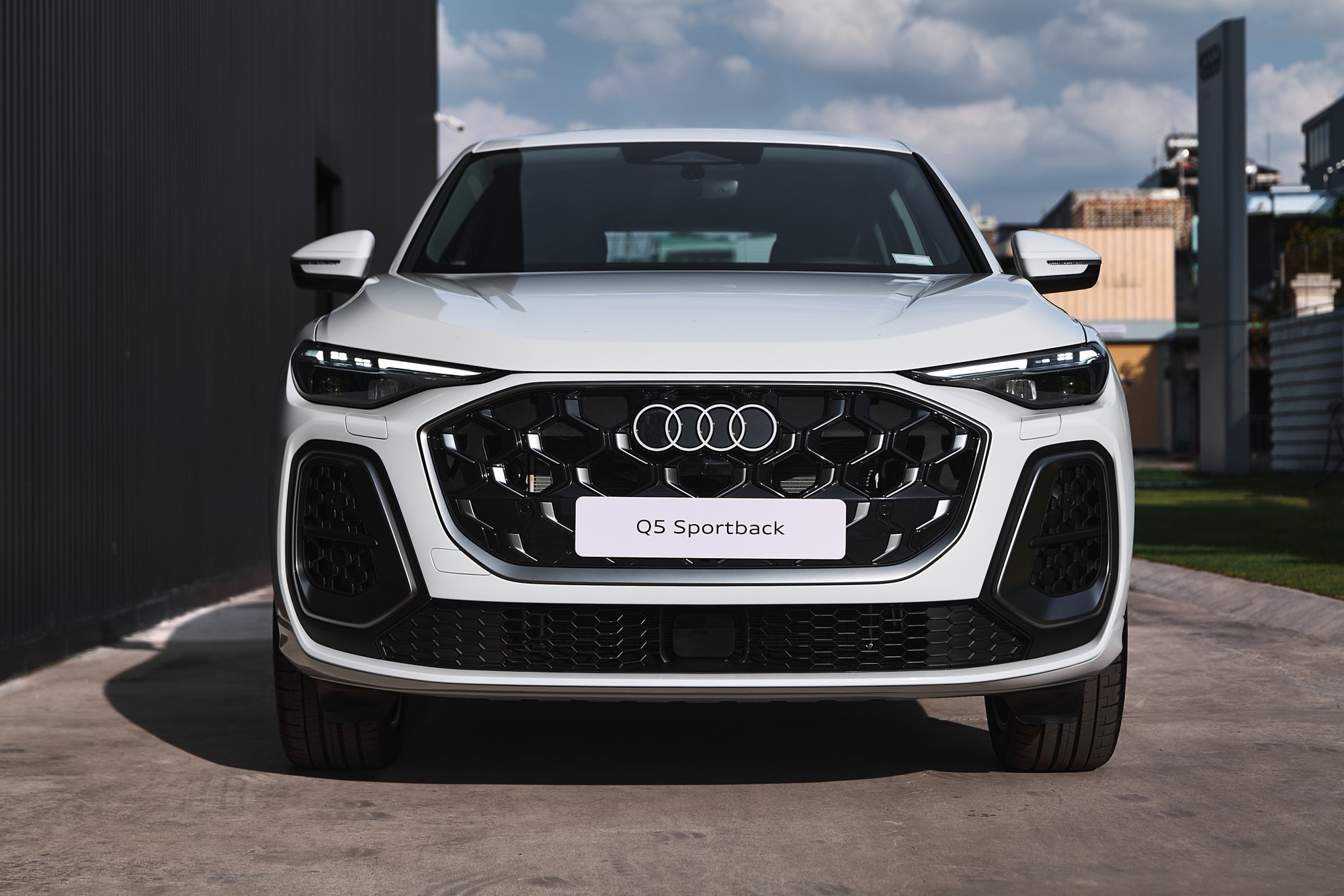 Audi Q5 2026 chốt gi&aacute; từ 2,849 tỷ đồng tại Việt Nam: 2 kiểu d&aacute;ng, nền tảng ho&agrave;n to&agrave;n mới, c&oacute; ADAS - Ảnh 3.