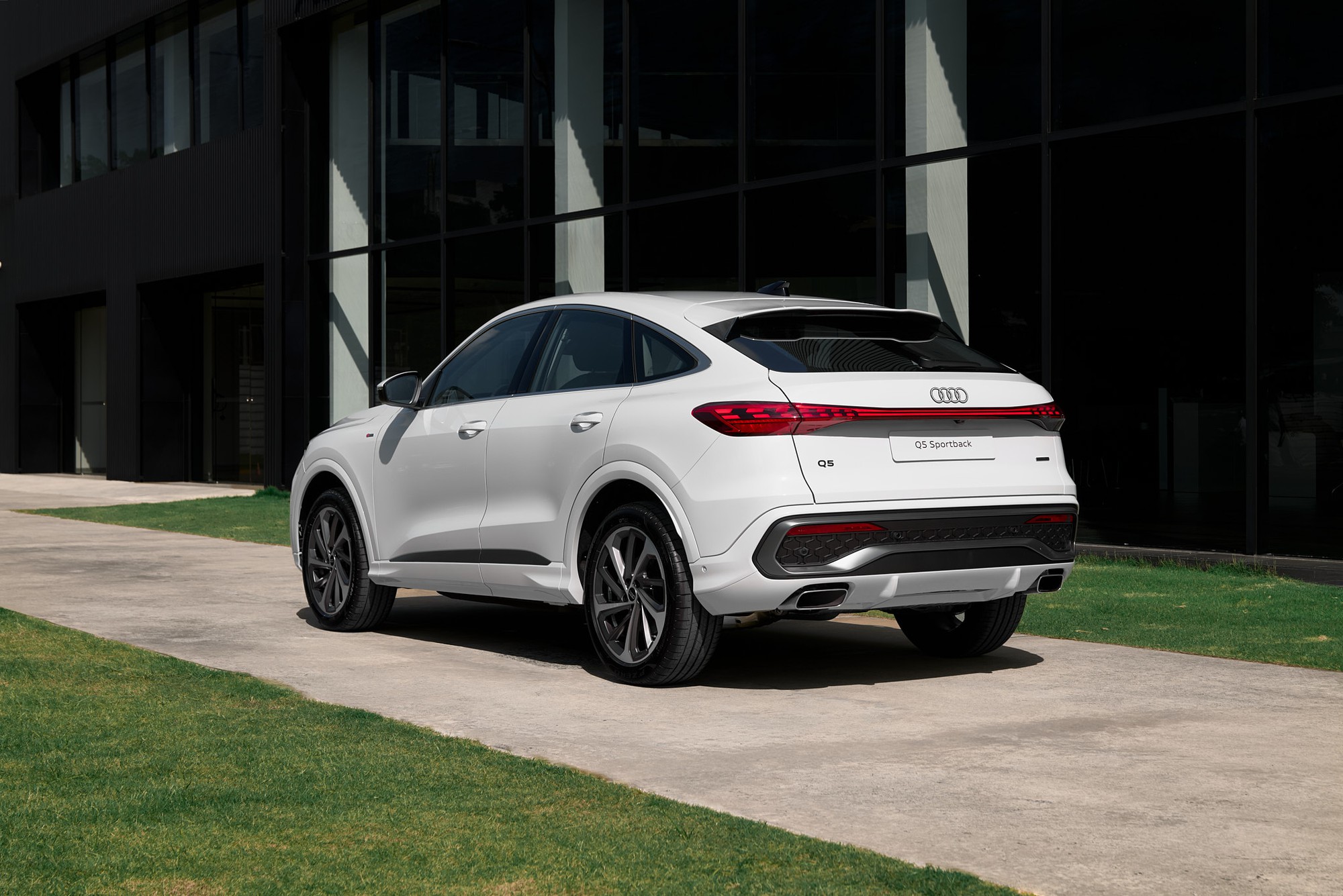 Audi Q5 2026 chốt gi&aacute; từ 2,849 tỷ đồng tại Việt Nam: 2 kiểu d&aacute;ng, nền tảng ho&agrave;n to&agrave;n mới, c&oacute; ADAS - Ảnh 2.