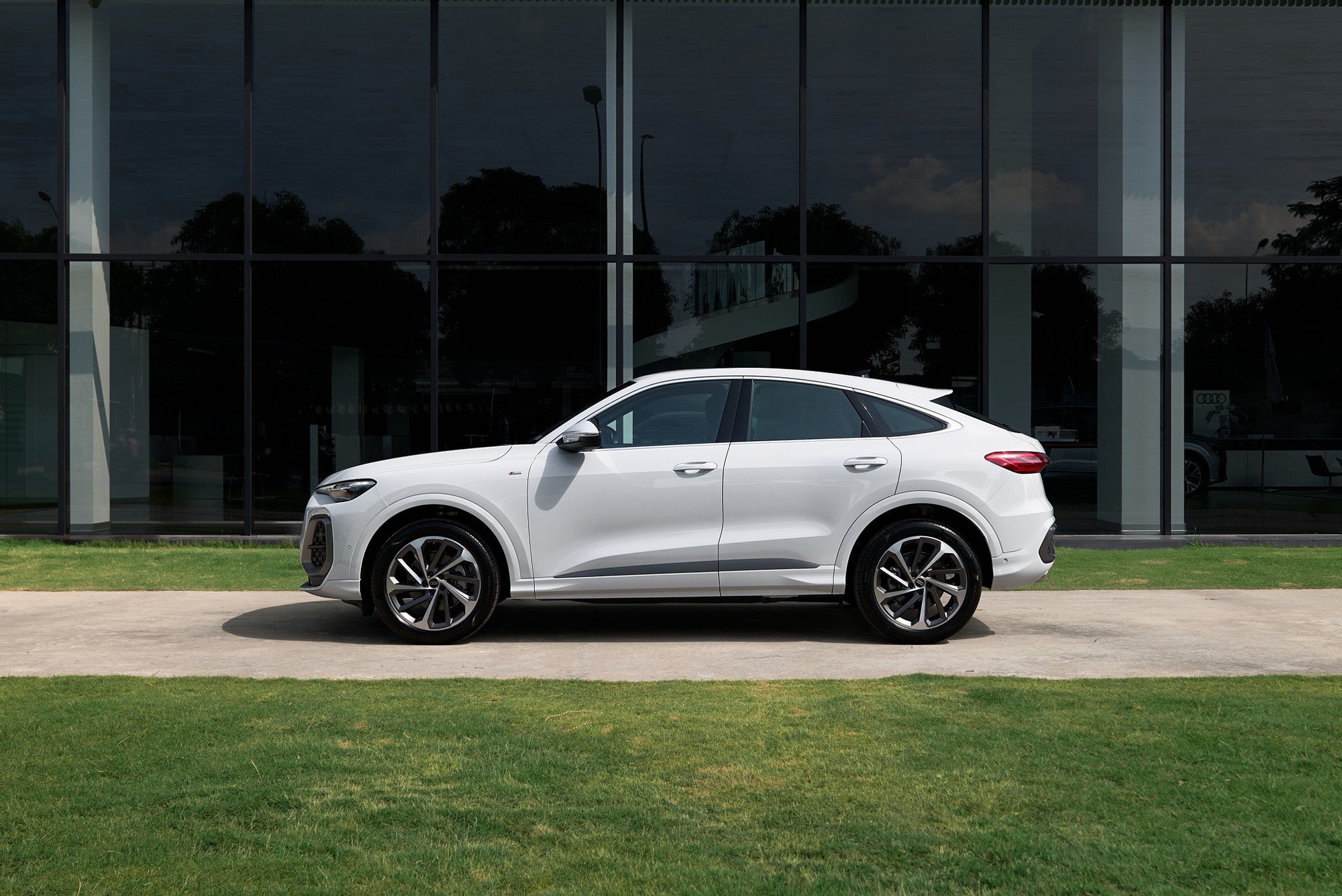 Audi Q5 2026 chốt gi&aacute; từ 2,849 tỷ đồng tại Việt Nam: 2 kiểu d&aacute;ng, nền tảng ho&agrave;n to&agrave;n mới, c&oacute; ADAS - Ảnh 8.