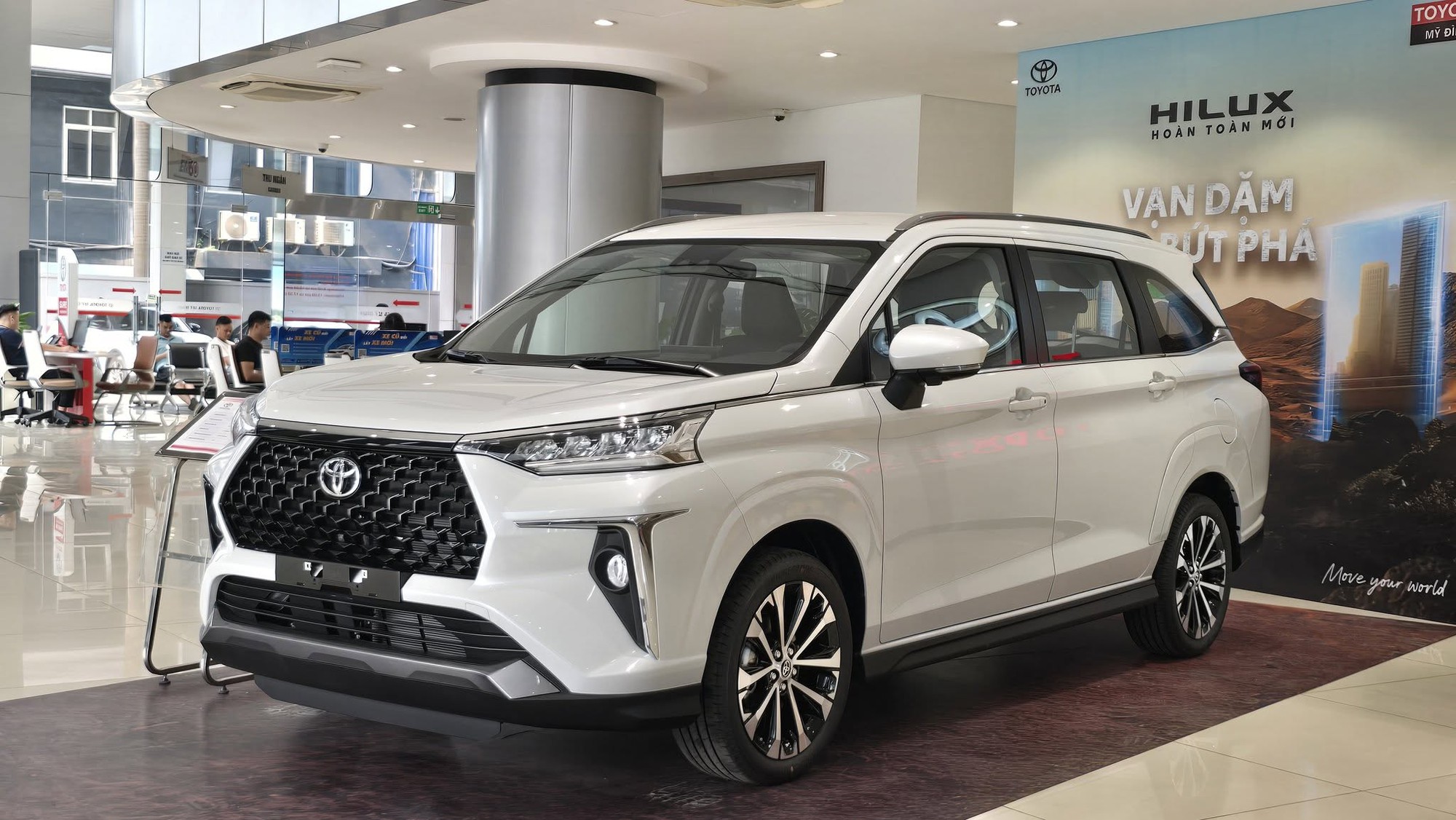 X&aacute;o trộn doanh số Toyota tại Việt Nam: Hilux b&aacute;n vượt cả Vios, Veloz Cross mất ng&ocirc;i vương xe xăng b&aacute;n chạy sau một th&aacute;ng- Ảnh 2.
