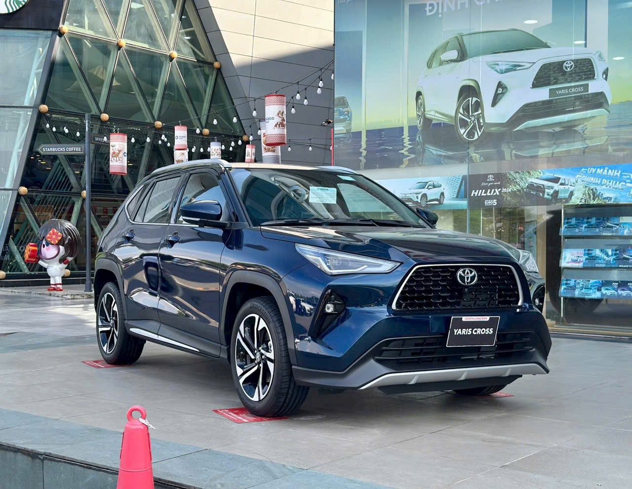 X&aacute;o trộn doanh số Toyota tại Việt Nam: Hilux b&aacute;n vượt cả Vios, Veloz Cross mất ng&ocirc;i vương xe xăng b&aacute;n chạy sau một th&aacute;ng- Ảnh 1.