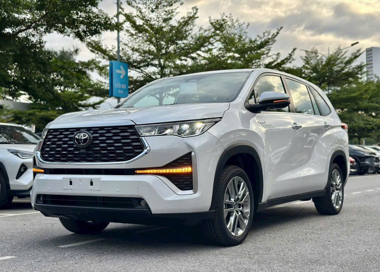 X&aacute;o trộn doanh số Toyota tại Việt Nam: Hilux b&aacute;n vượt cả Vios, Veloz Cross mất ng&ocirc;i vương xe xăng b&aacute;n chạy sau một th&aacute;ng- Ảnh 4.
