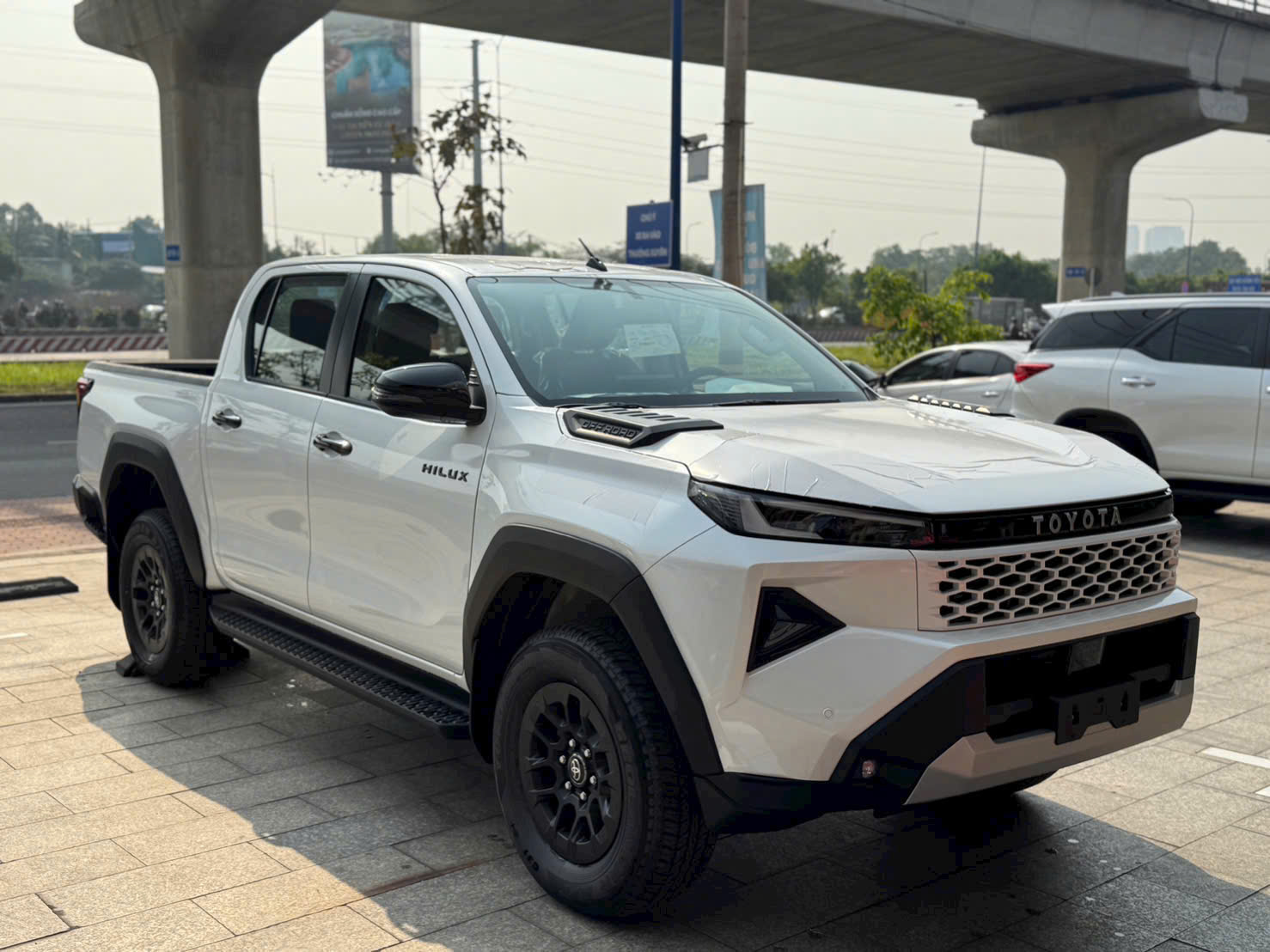 X&aacute;o trộn doanh số Toyota tại Việt Nam: Hilux b&aacute;n vượt cả Vios, Veloz Cross mất ng&ocirc;i vương xe xăng b&aacute;n chạy sau một th&aacute;ng- Ảnh 3.