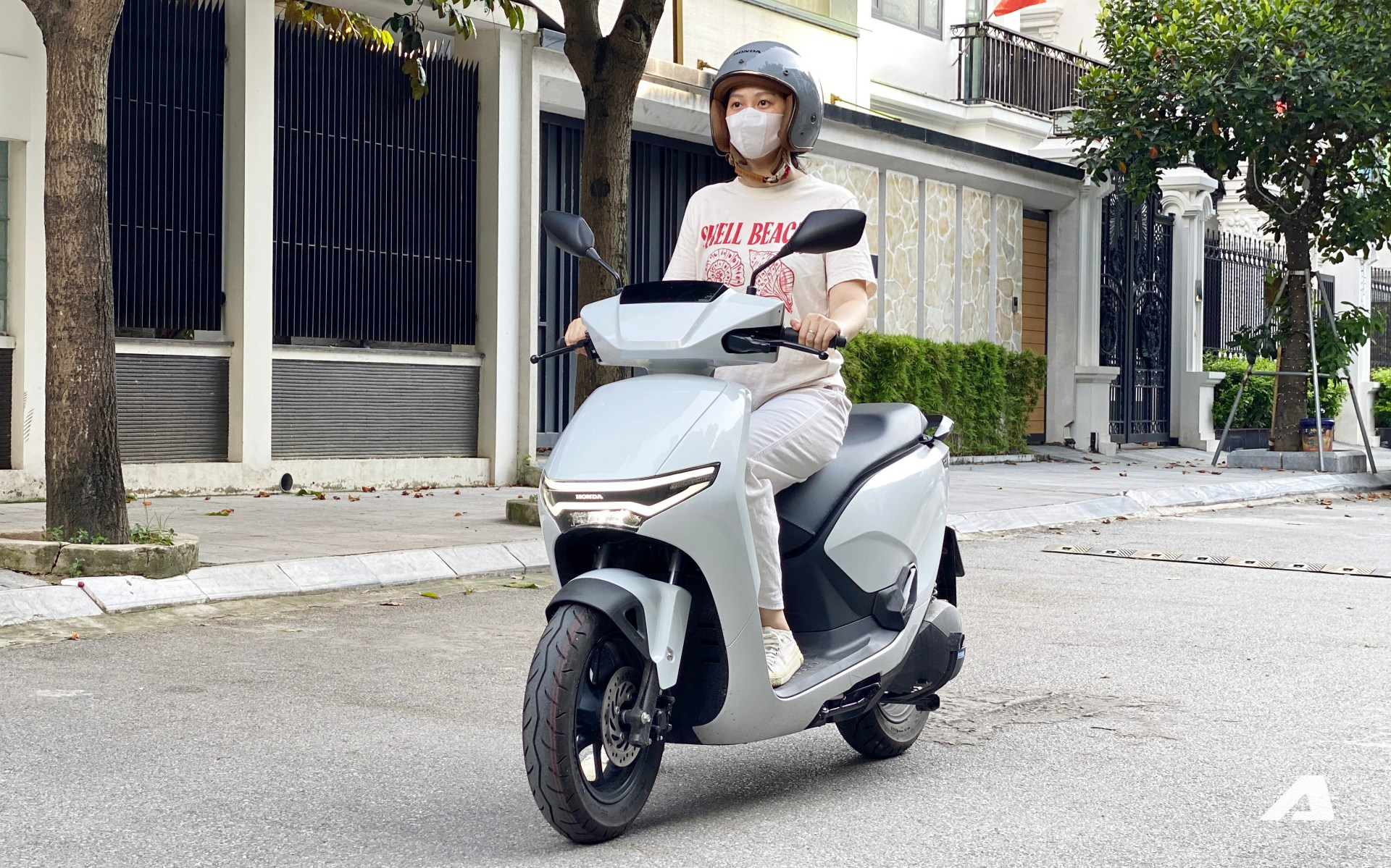 Honda CUV e: 'đội gi&aacute;' tại đại l&yacute;: Lăn b&aacute;nh hơn 71 triệu đồng, xe sẵn giao tận nh&agrave;- Ảnh 2.