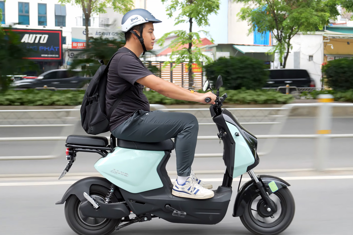 Cầm l&aacute;i VinFast Amio: Tay ga mượt, dễ l&aacute;i, pin &lsquo;ngon&rsquo;, thiết kế tối ưu th&ecirc;m một điểm sẽ hợp học sinh d&ugrave;ng h&agrave;ng ng&agrave;y- Ảnh 20.