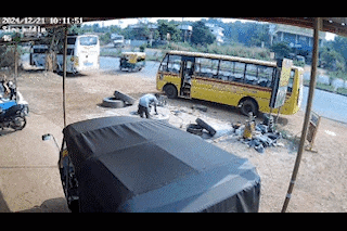 Lốp xe ph&aacute;t nổ như bom, thanh ni&ecirc;n 19 tuổi bị hất văng l&ecirc;n kh&ocirc;ng trung: Camera ghi lại khoảnh khắc g&acirc;y sốc- Ảnh 2.