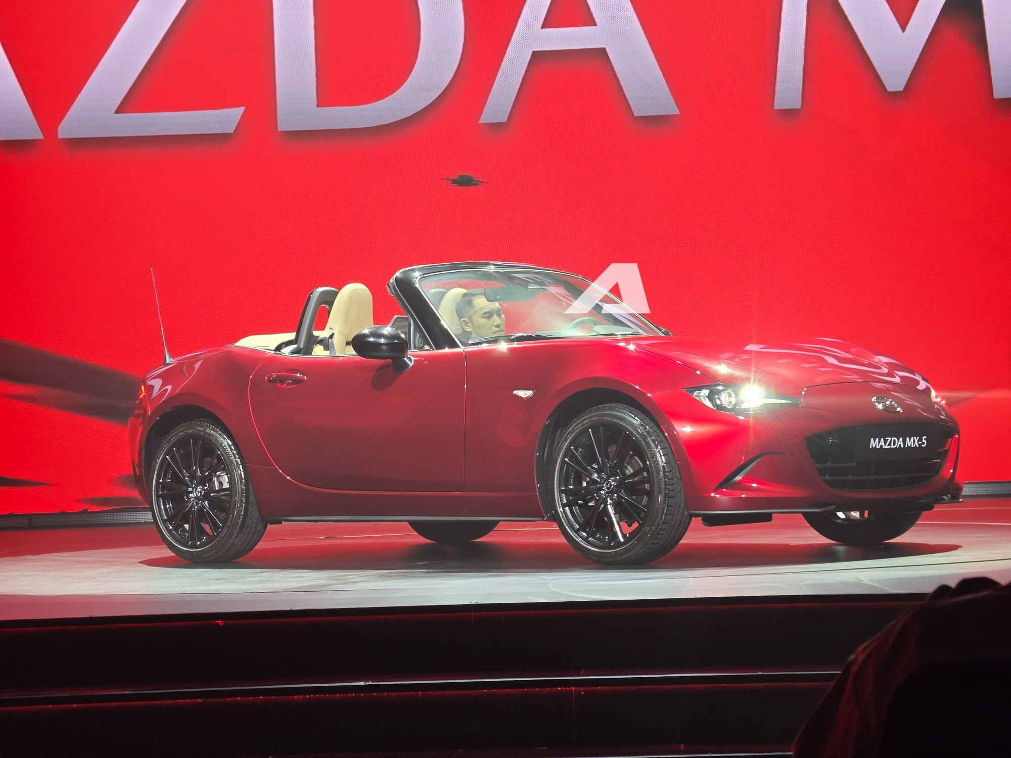 Mazda MX-5 gi&aacute; 1,339 tỷ đồng, c&oacute; cả mui mềm v&agrave; mui cứng cho &lsquo;d&acirc;n chơi&rsquo; Việt - Ảnh 1.