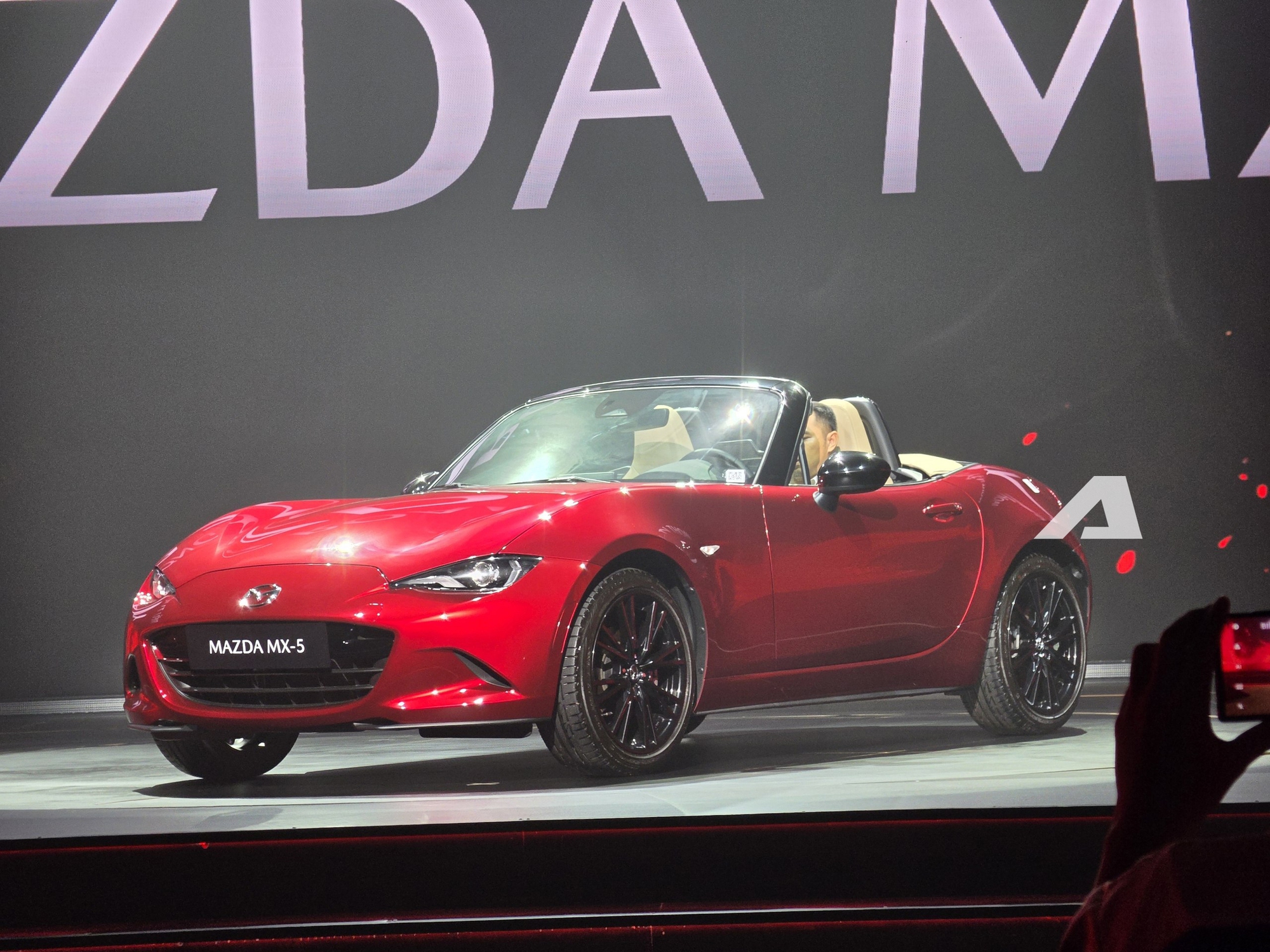 Mazda MX-5 gi&aacute; 1,339 tỷ đồng, c&oacute; cả mui mềm v&agrave; mui cứng cho &lsquo;d&acirc;n chơi&rsquo; Việt - Ảnh 7.