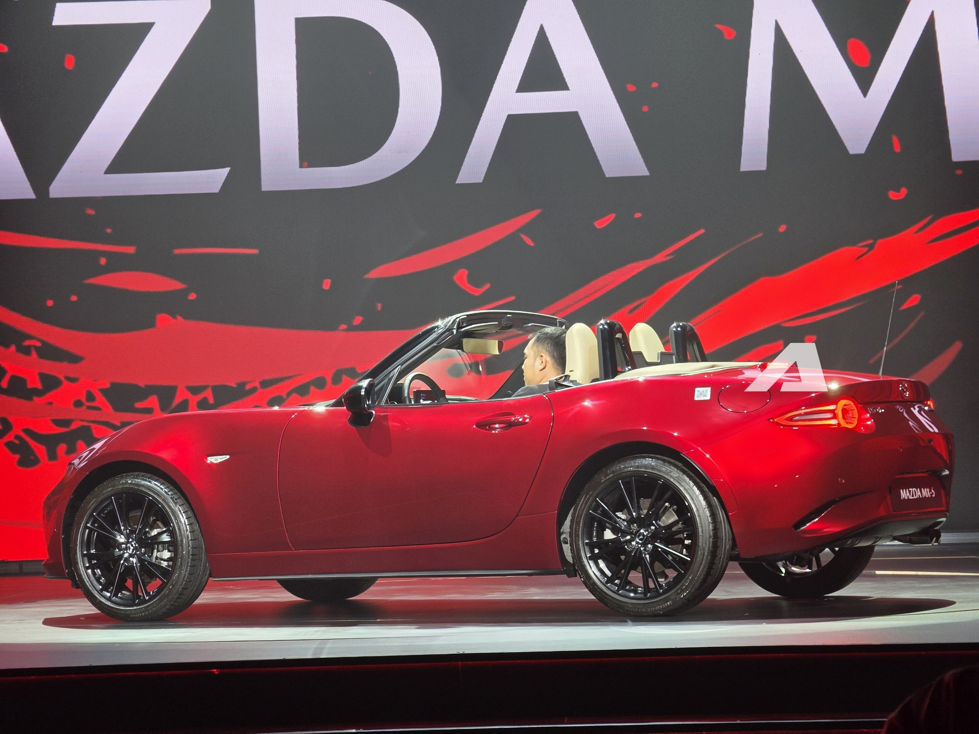 Mazda MX-5 gi&aacute; 1,339 tỷ đồng, c&oacute; cả mui mềm v&agrave; mui cứng cho &lsquo;d&acirc;n chơi&rsquo; Việt - Ảnh 9.