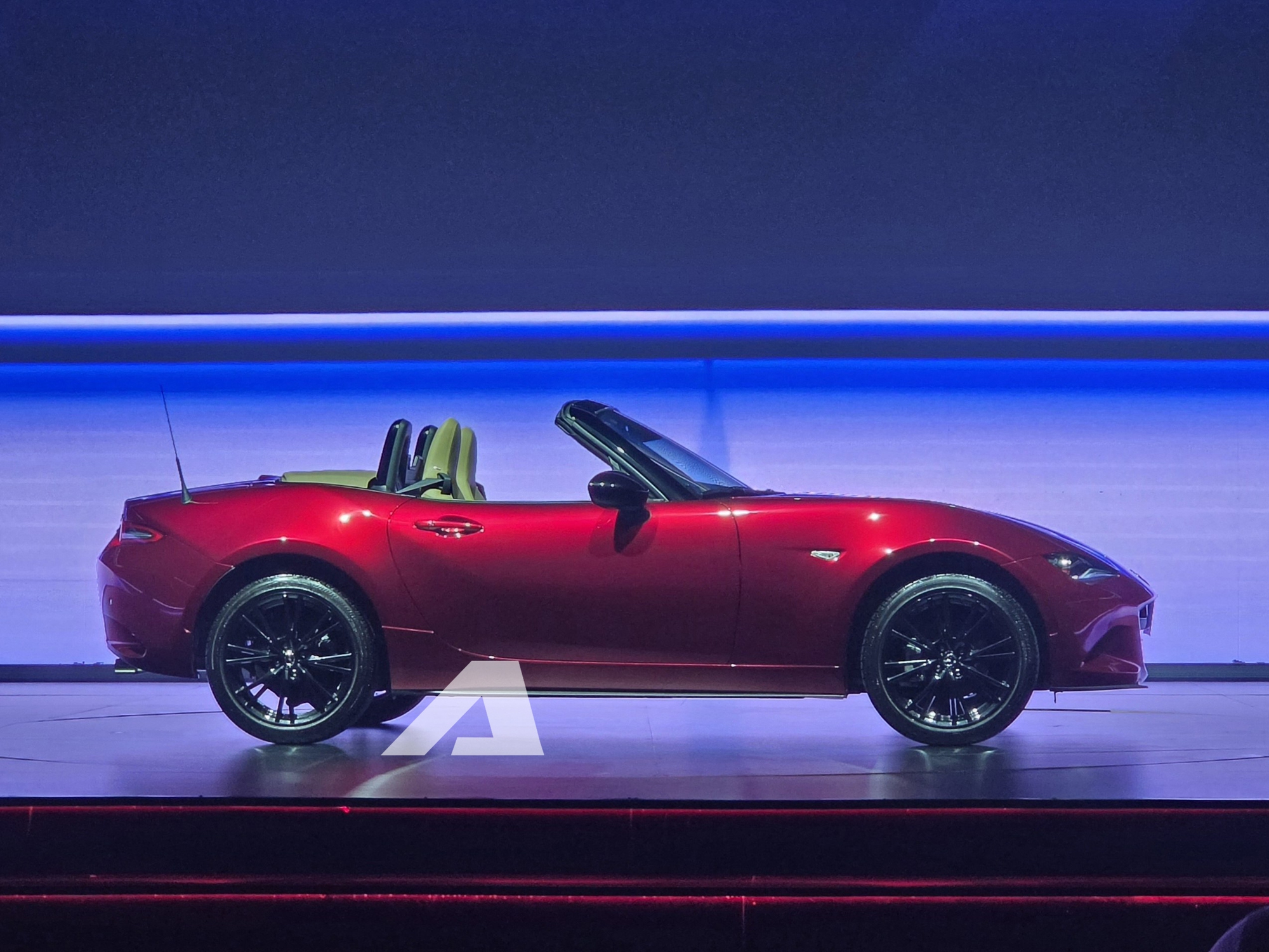 Mazda MX-5 gi&aacute; 1,339 tỷ đồng, c&oacute; cả mui mềm v&agrave; mui cứng cho &lsquo;d&acirc;n chơi&rsquo; Việt - Ảnh 8.